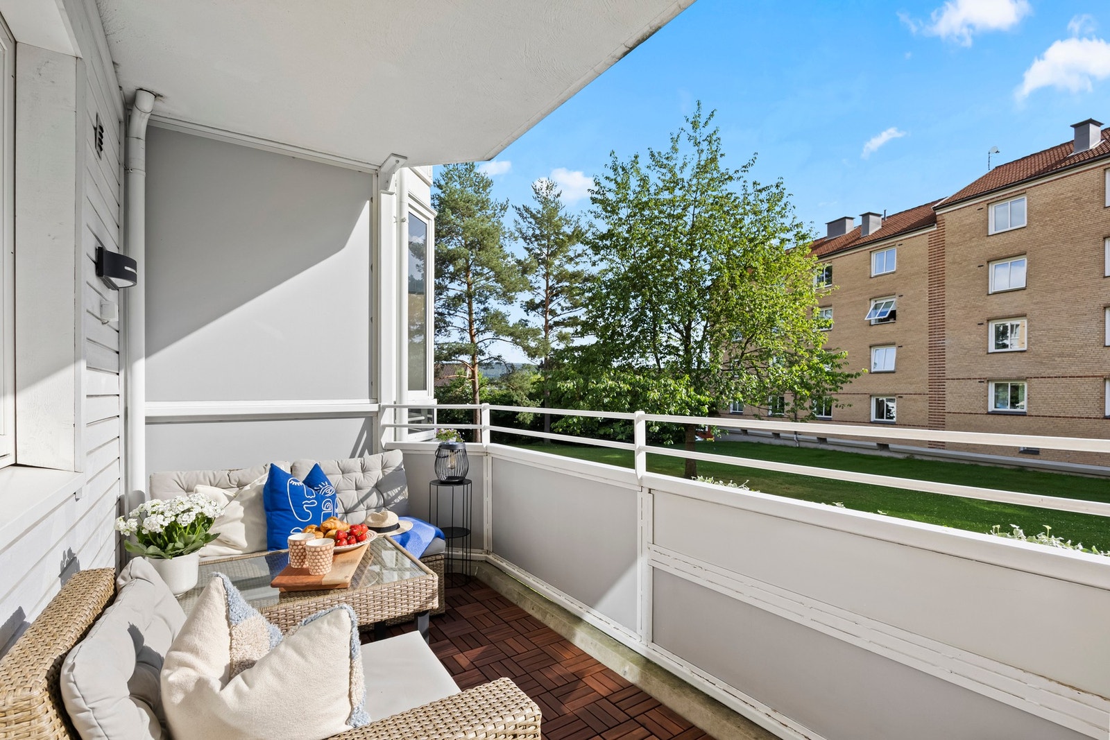 Fra stuen er det utgang til en solrik sydvestvendt balkong på ca. 7 kvm. Galleribilde