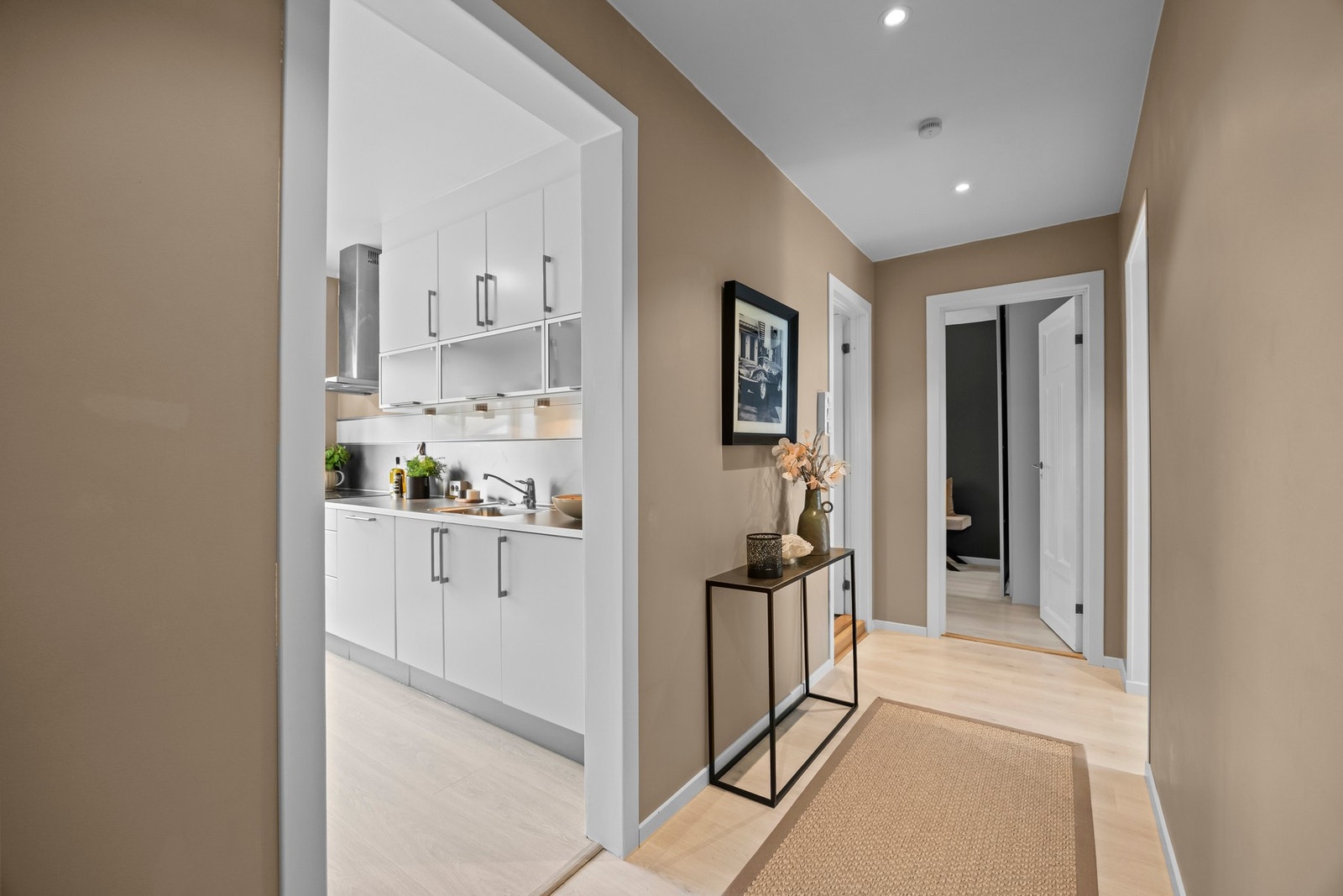 Kjøkkenet ligger i eget rom med tilgang fra entreen. Galleribilde