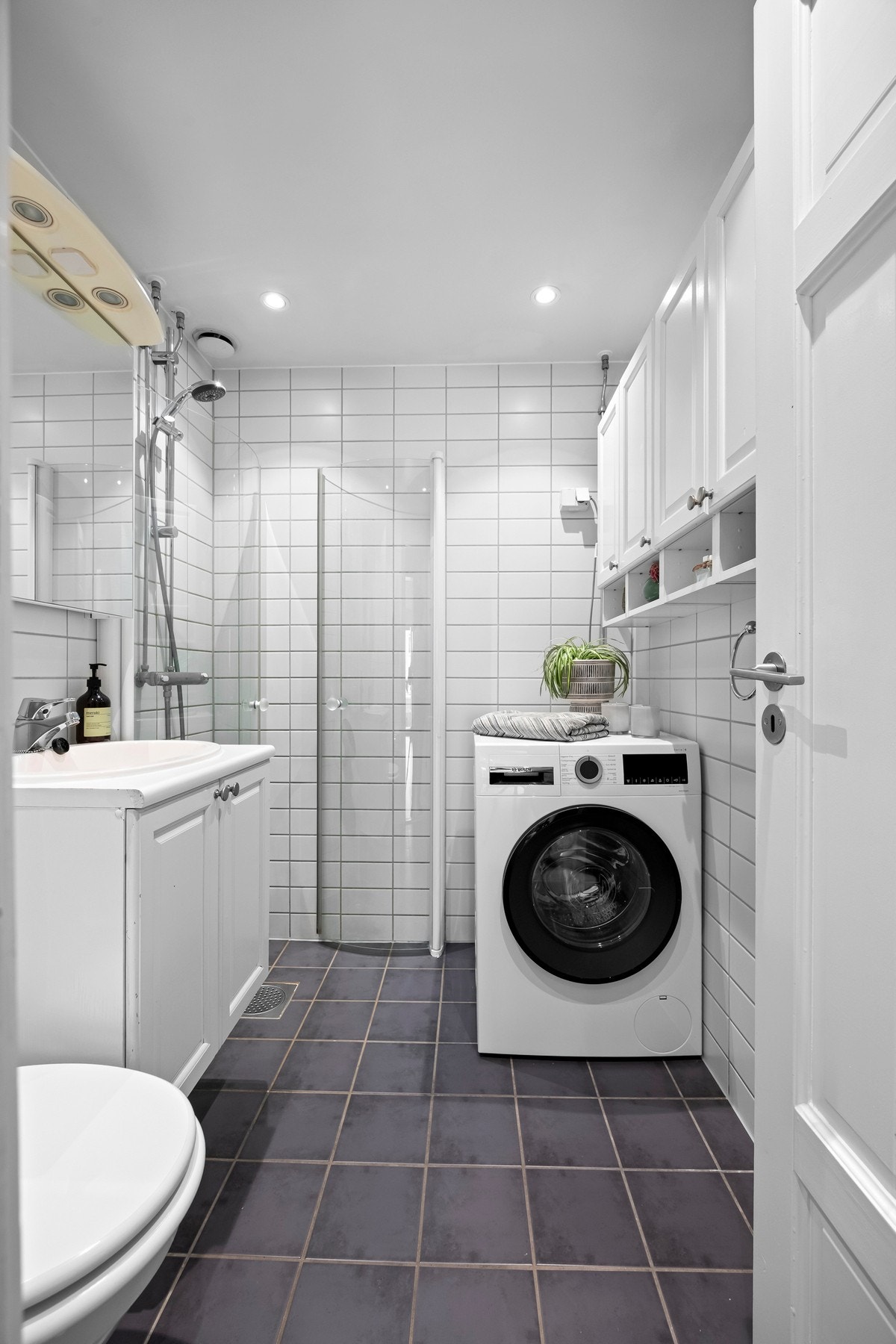 Badet ble modernisert i regi av borettslaget mellom 2005 og 2007, dusjarmatur samt blandebatteri ble oppgradert i 2023. Galleribilde