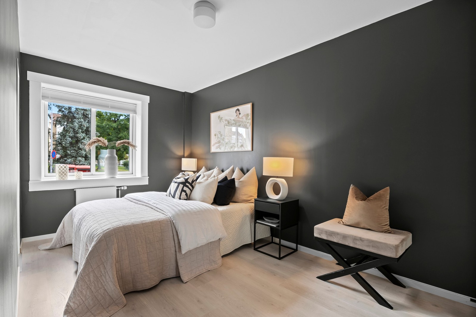 Soverommet har en romslig utforming med god plass til dobbeltseng og nattbord. Galleribilde