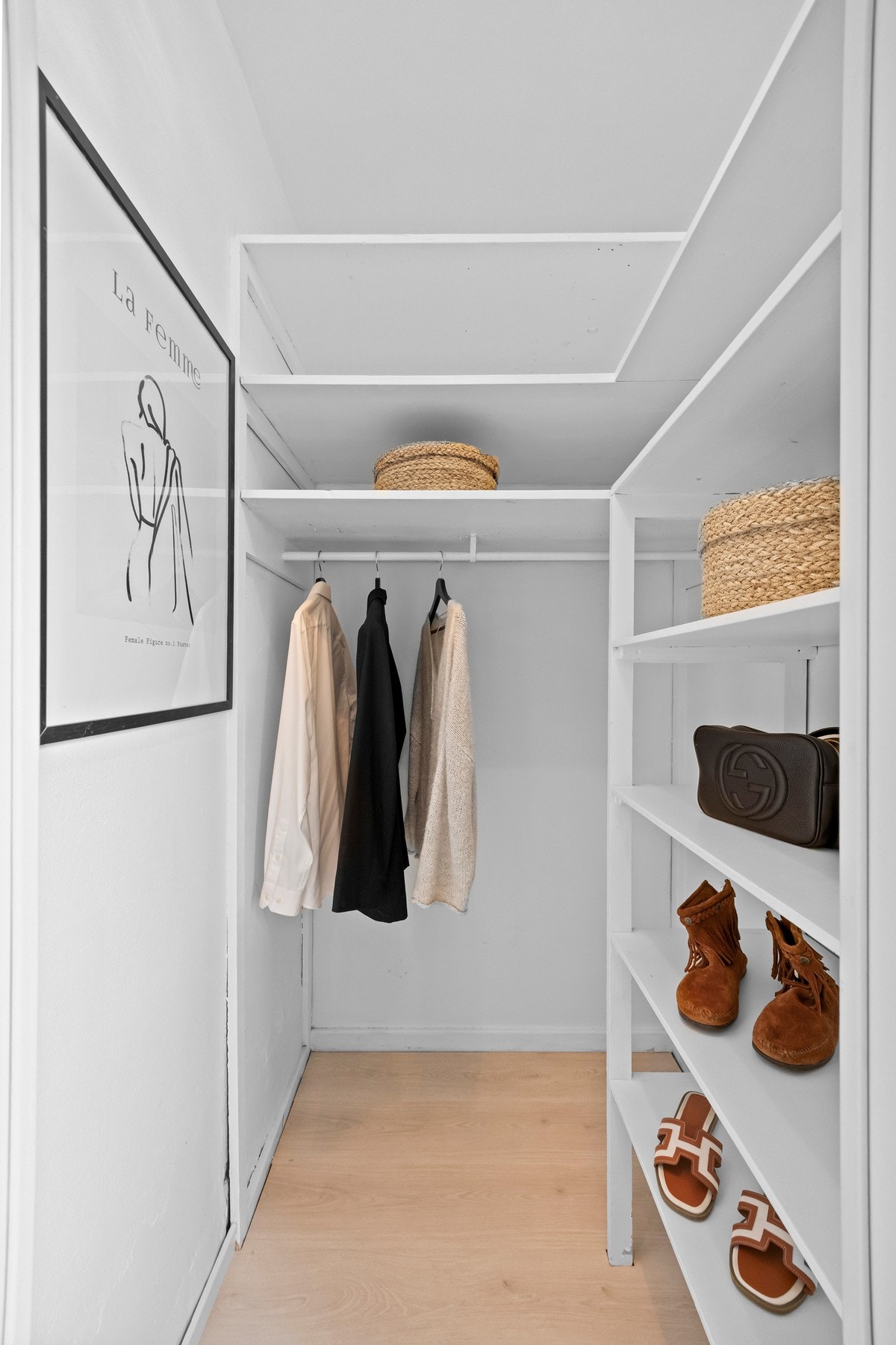 Rommet har direkte tilgang til en innvendig bod/garderobenisjé, som fungerer svært praktisk til et walk-in closet. Galleribilde