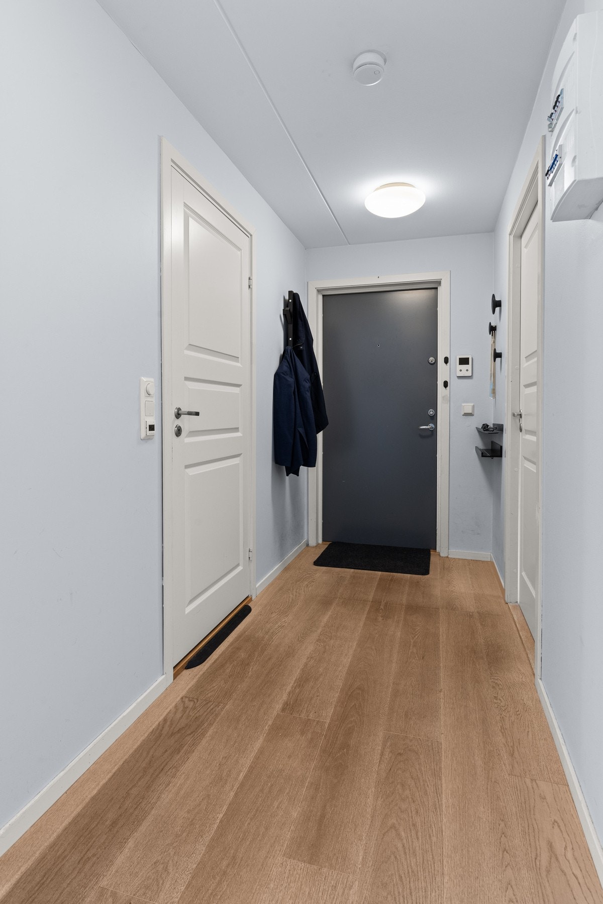 Innbydende og romslig entré med plass til skohyller og knaggrekker. Galleribilde