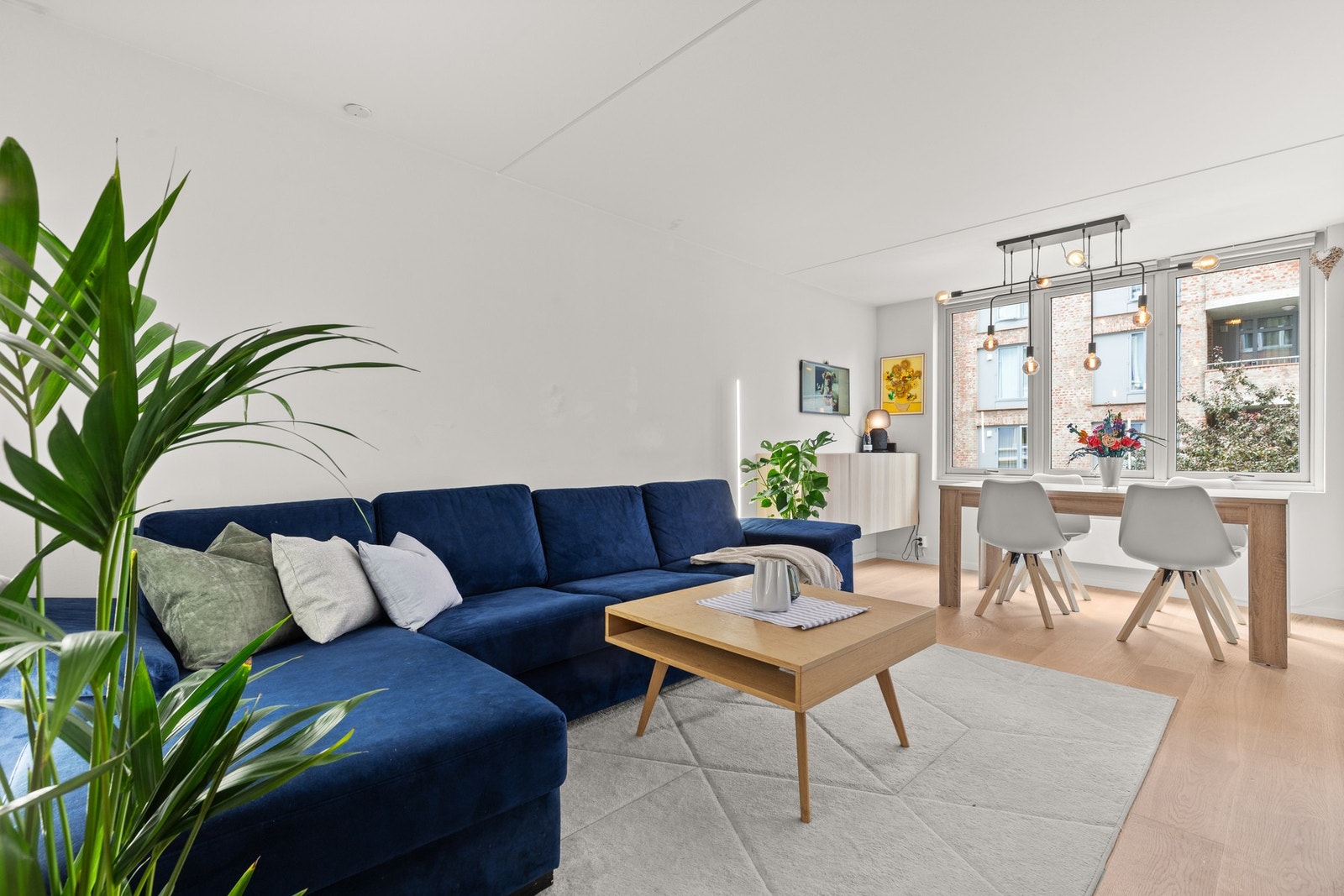 Leiligheten har gjennomgående planløsning med store vindusflater mot to sider. Galleribilde