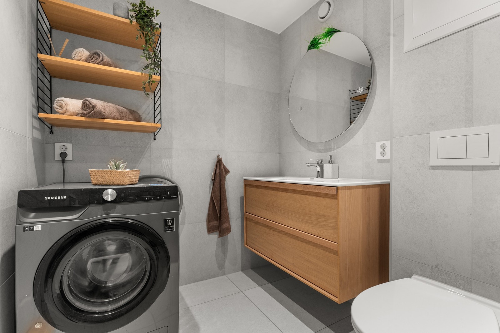 Moderne bad rehabilitert i 2020. Flislagte gulv- og veggflater. Nedsenket gulv i dusjen. Galleribilde