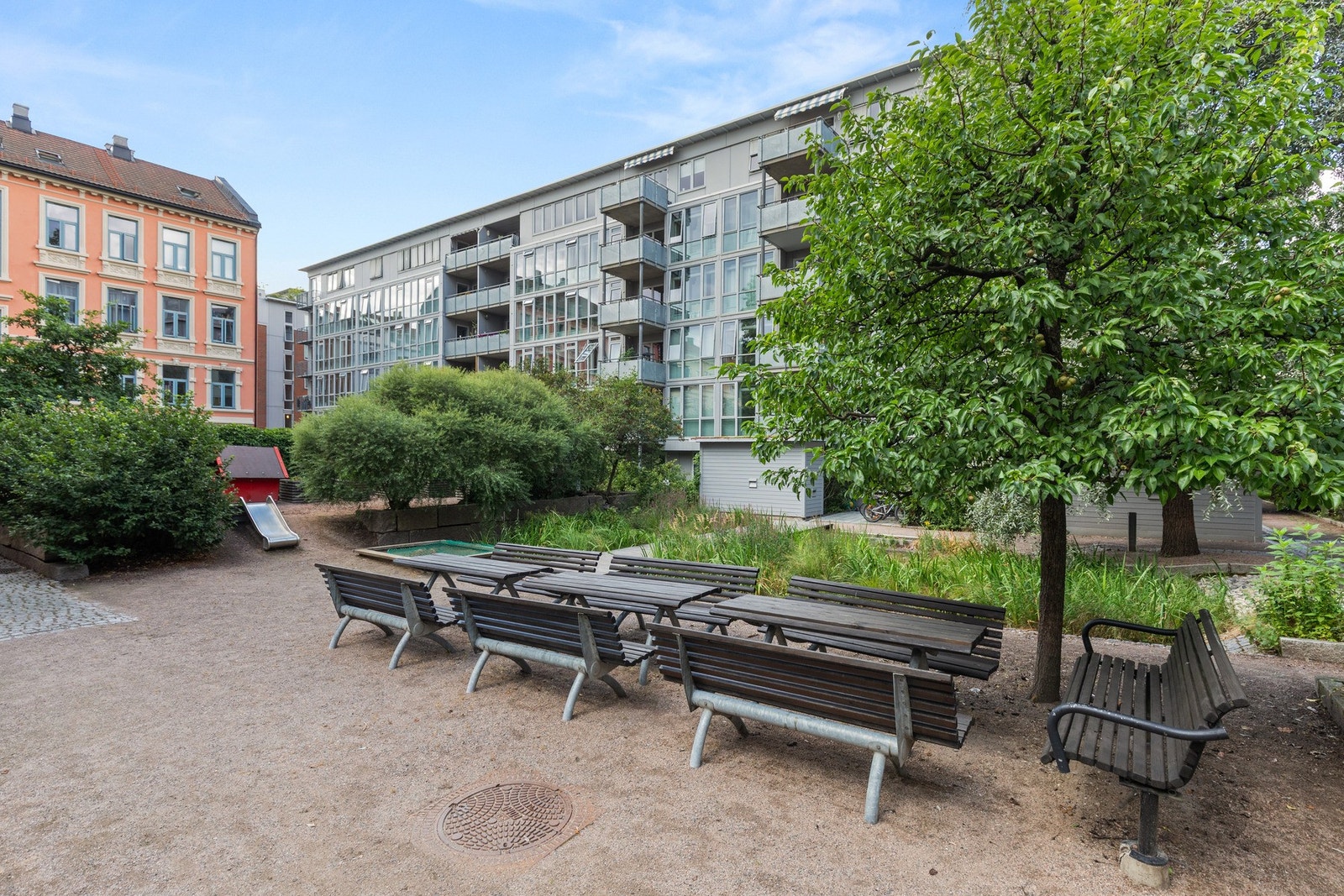 Parkmessig, meget pent opparbeidet gårdsrom til glede for alle beboere. Galleribilde