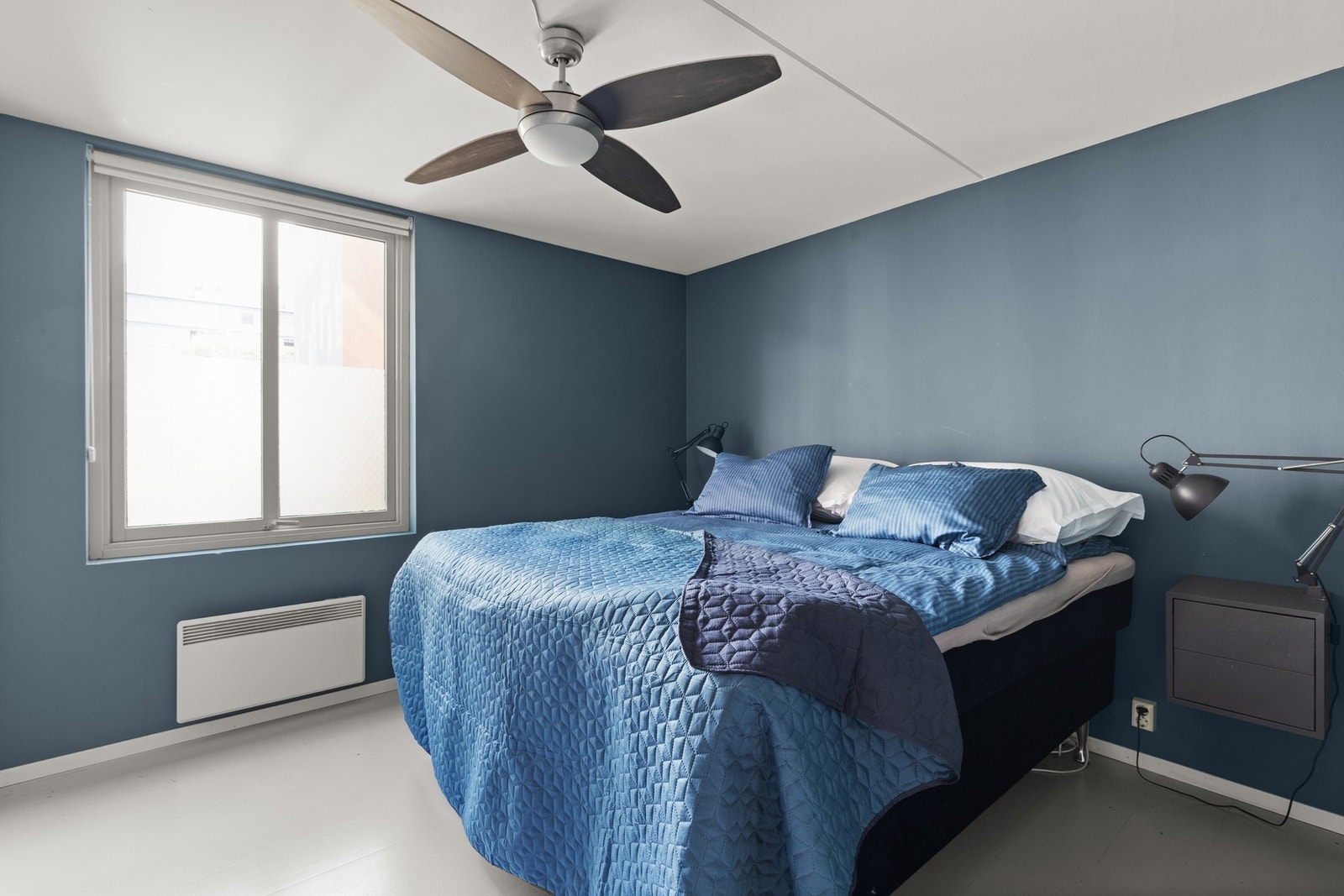 Hovedsoverom med god plass til dobbeltseng, nattbord og garderobeskap. Galleribilde