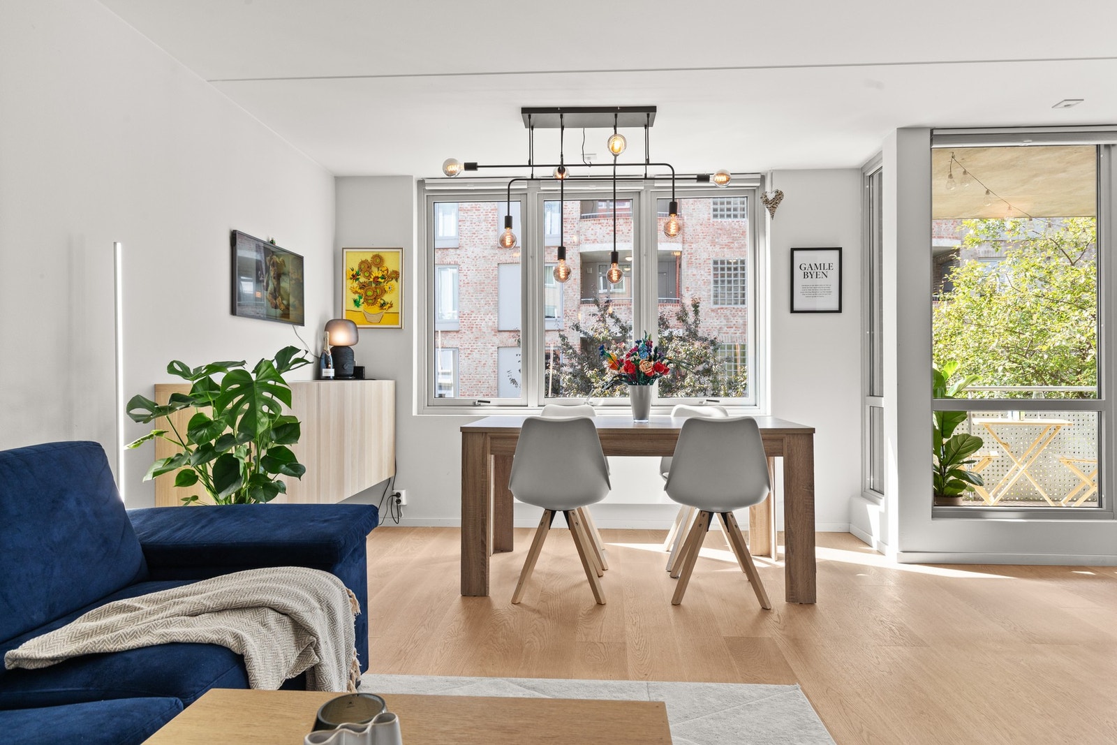 Stuens form gjør det enkelt å møblere med sofa, sofabord, mediemøblement og spiseseksjon. Galleribilde