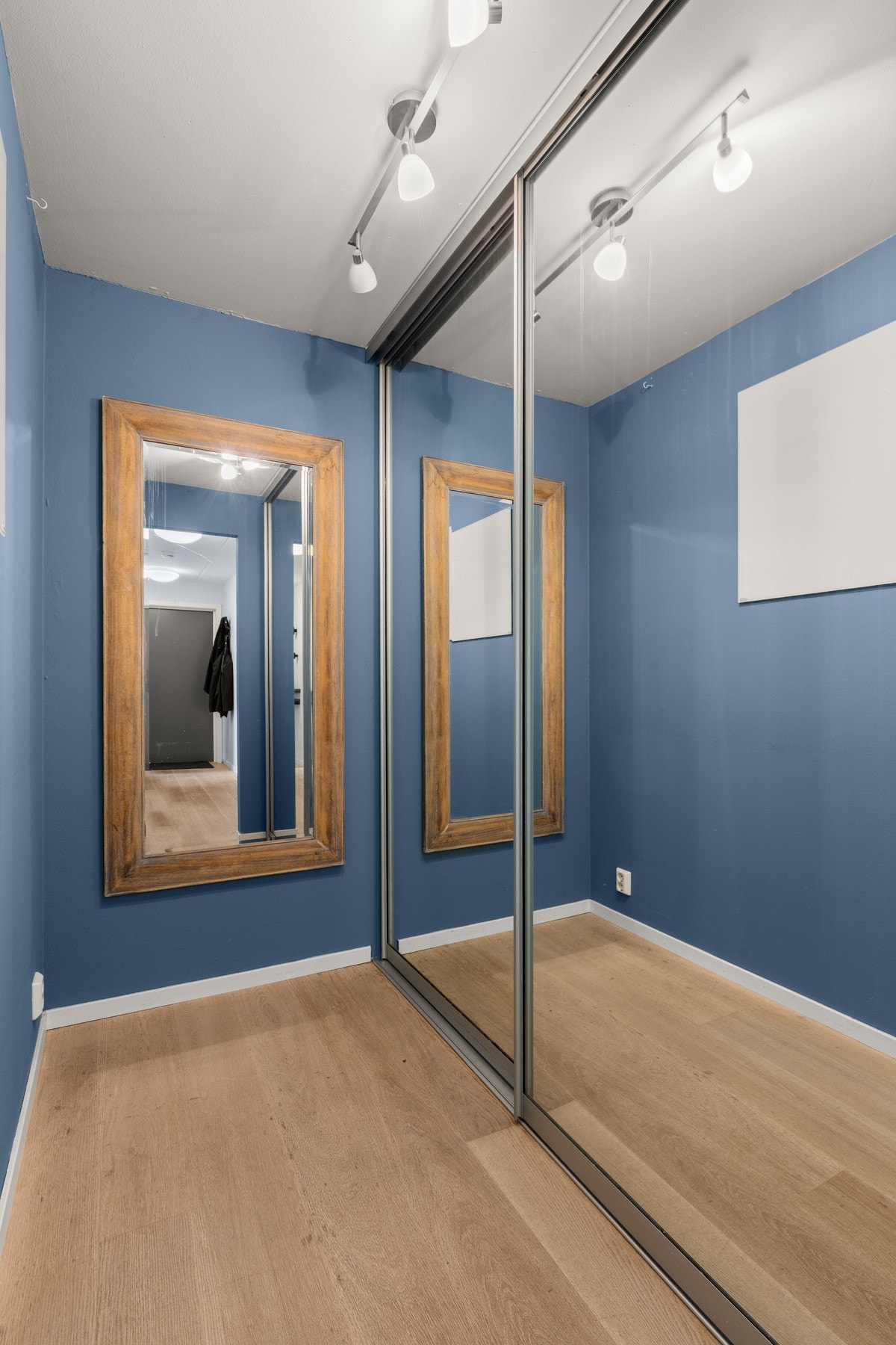 Garderoberom med skyvedørsgarderobe. Galleribilde