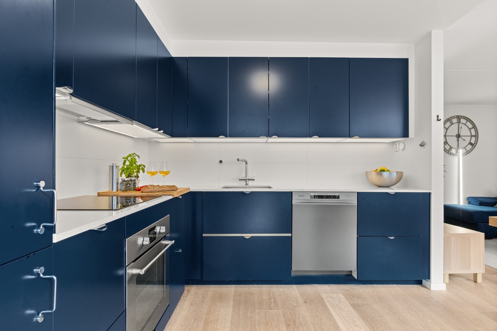 Kvartskompositt benkeplater med underlimt rustfri oppvaskkum. Galleribilde