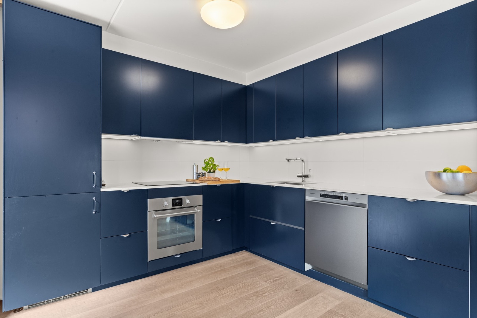 Ikea kjøkkeninnredning fra 2018 med skuffer og skapdører fra Superfront. Galleribilde