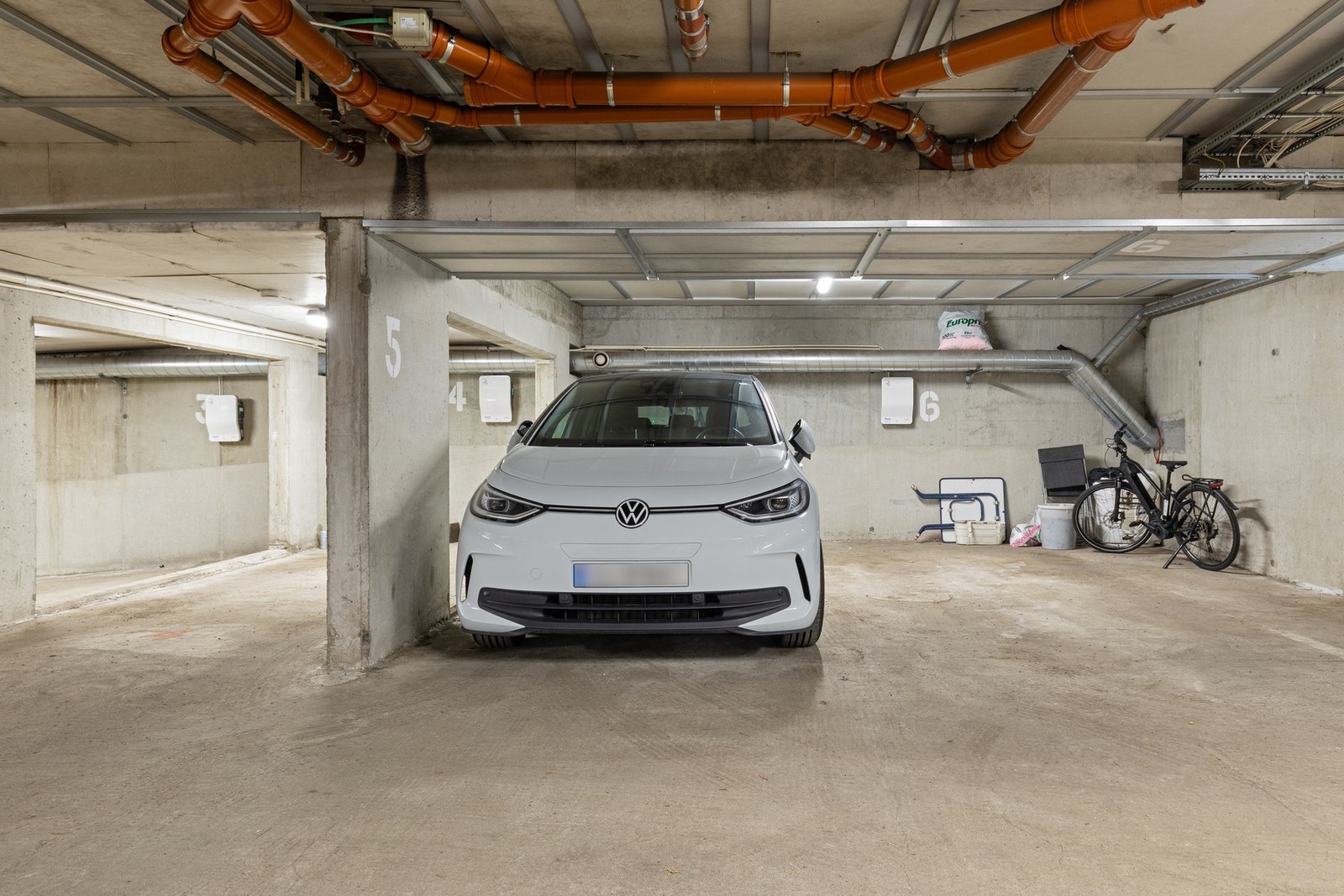 Medfølgende garasjeplass med el-lader. Galleribilde