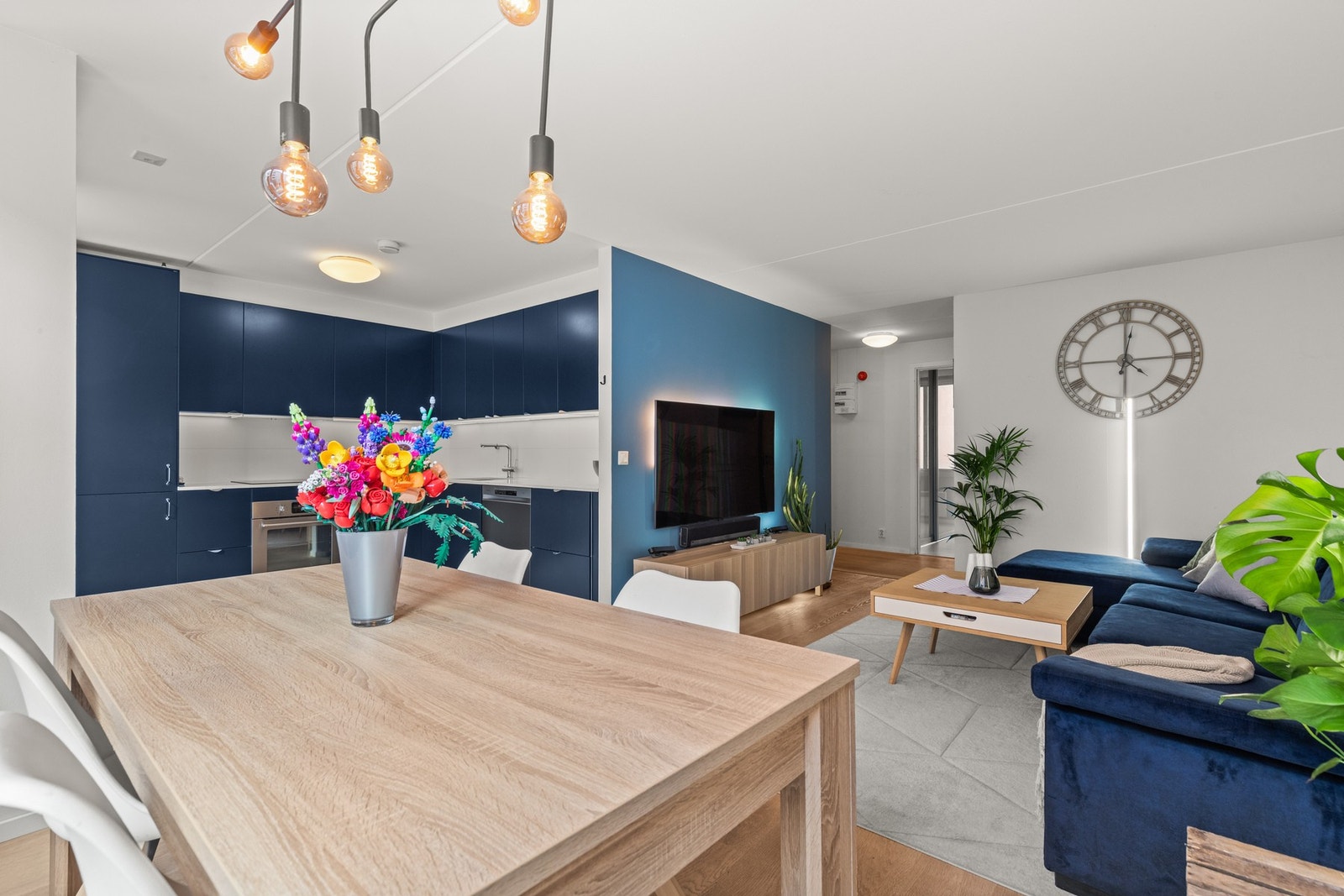 Praktisk kjøkken i egen nisje med åpen løsning mot stuen. Galleribilde