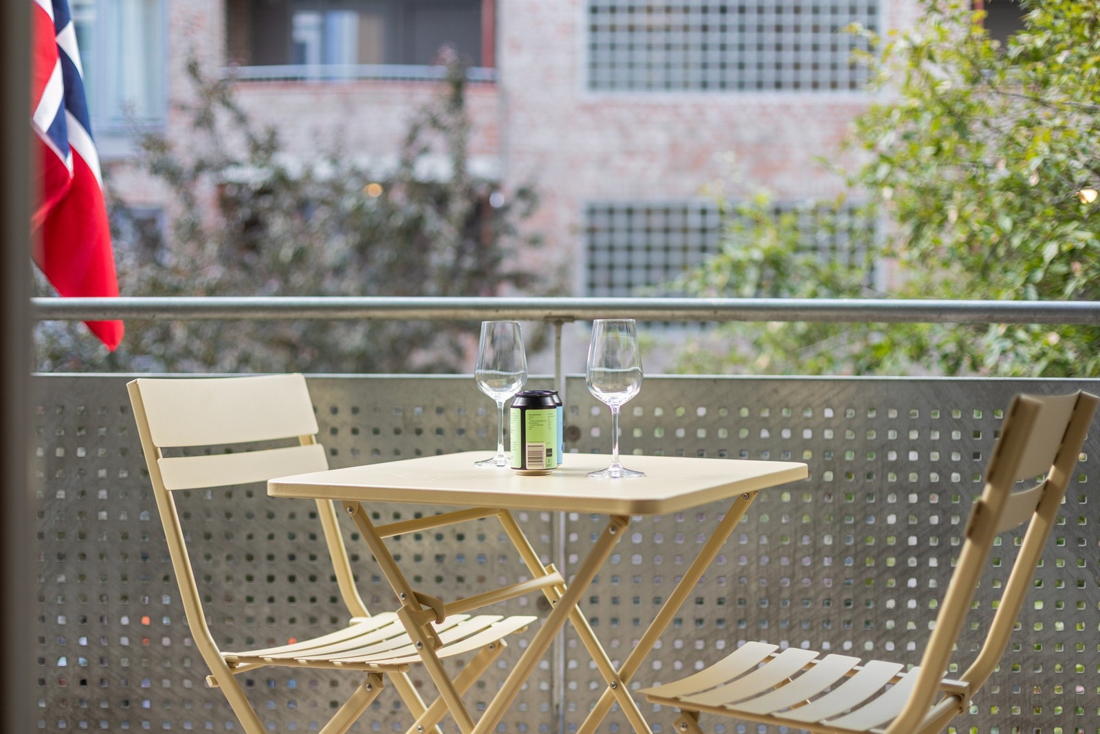 Balkongen er overbygget, noe som øker bruksverdien. Galleribilde