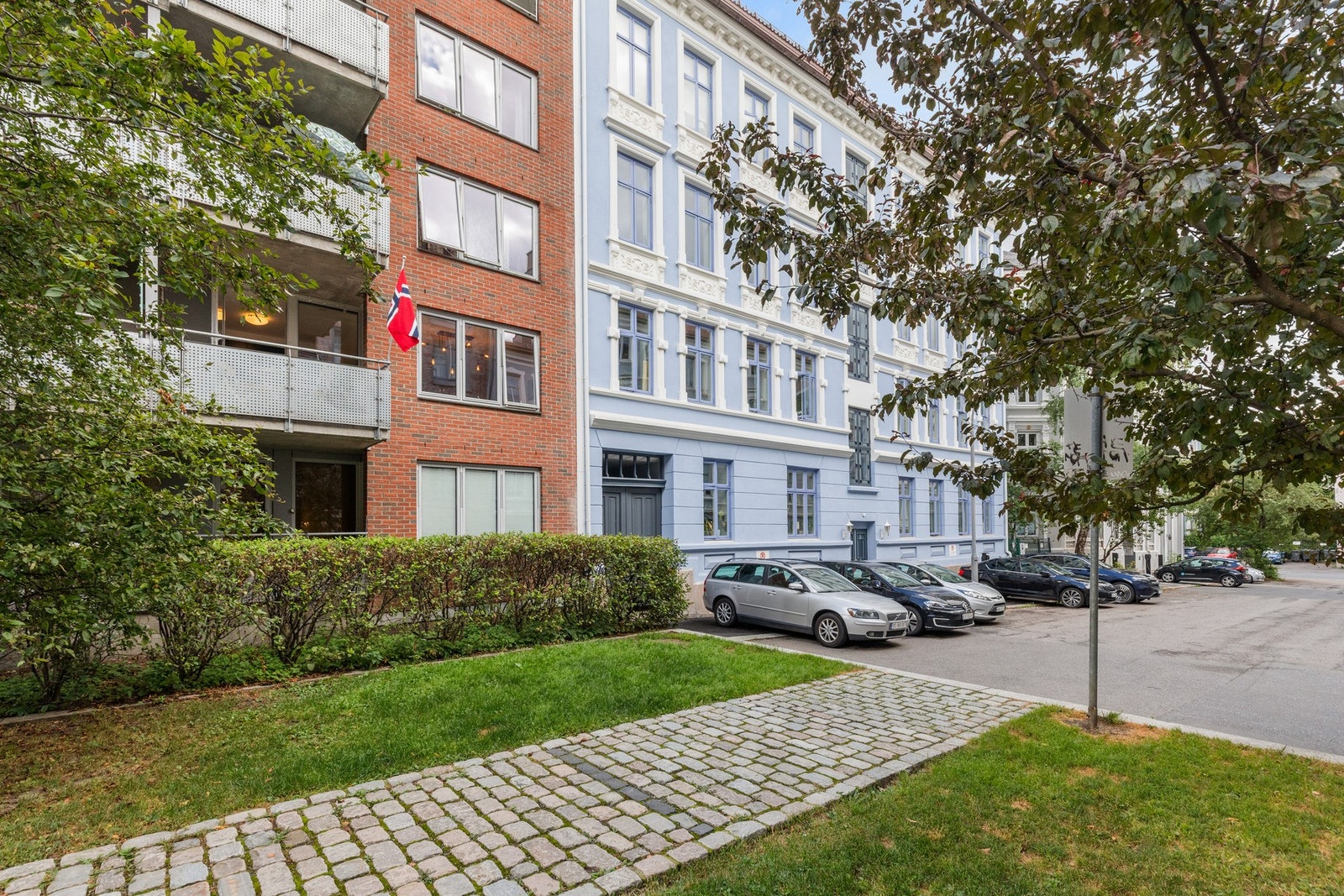 Beliggenheten er ideell: like ved Klosterenga park, kort vei til Tøyenparken, Botanisk hage, kollektivtransport og et rikt utvalg av kaféer og butikker. Galleribilde