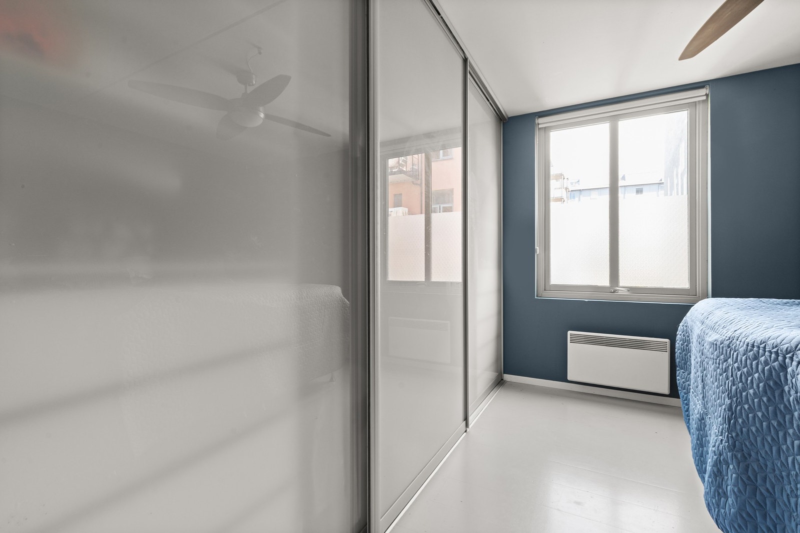 God lagringsplass i skyvedørsgarderobe. Galleribilde