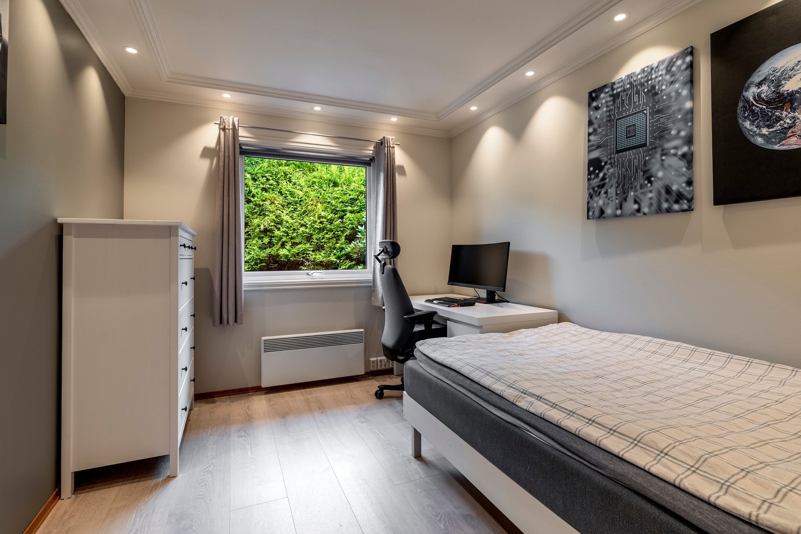 Soverom 3 i første etasje. Boligen har hele fem gode soverom, der tre ligger i første etasje og to ligger i kjelleren. Galleribilde