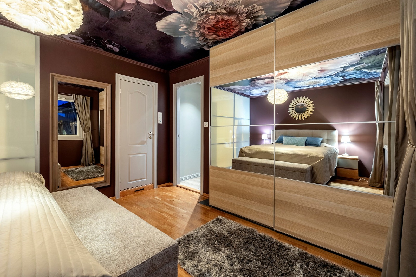 Hovedsoverommet er innredet med en skyvedørsgarderobe som har trehvite dører og speil. Det er i tillegg frostede skyvedører inn til et velinnredet garderoberom med åpen skapinnredning, skuffer, hyller, kommoder og garderobestang. Hovedsoverommet har parke Galleribilde