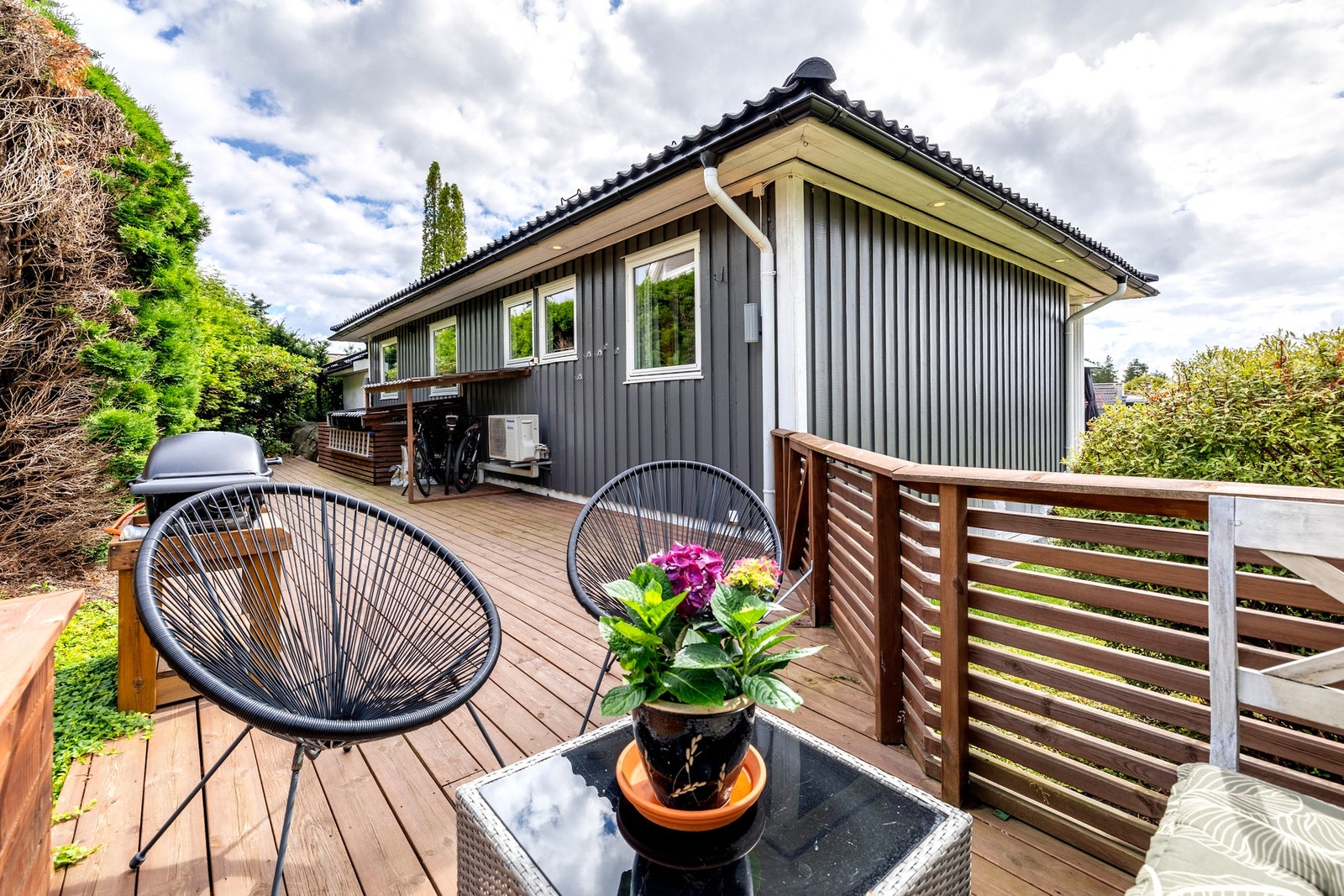 Langs nordveggen er det bygd en mindre terrasse ved kjellerinngangen, som også har utebod og lekestue i enden. Galleribilde