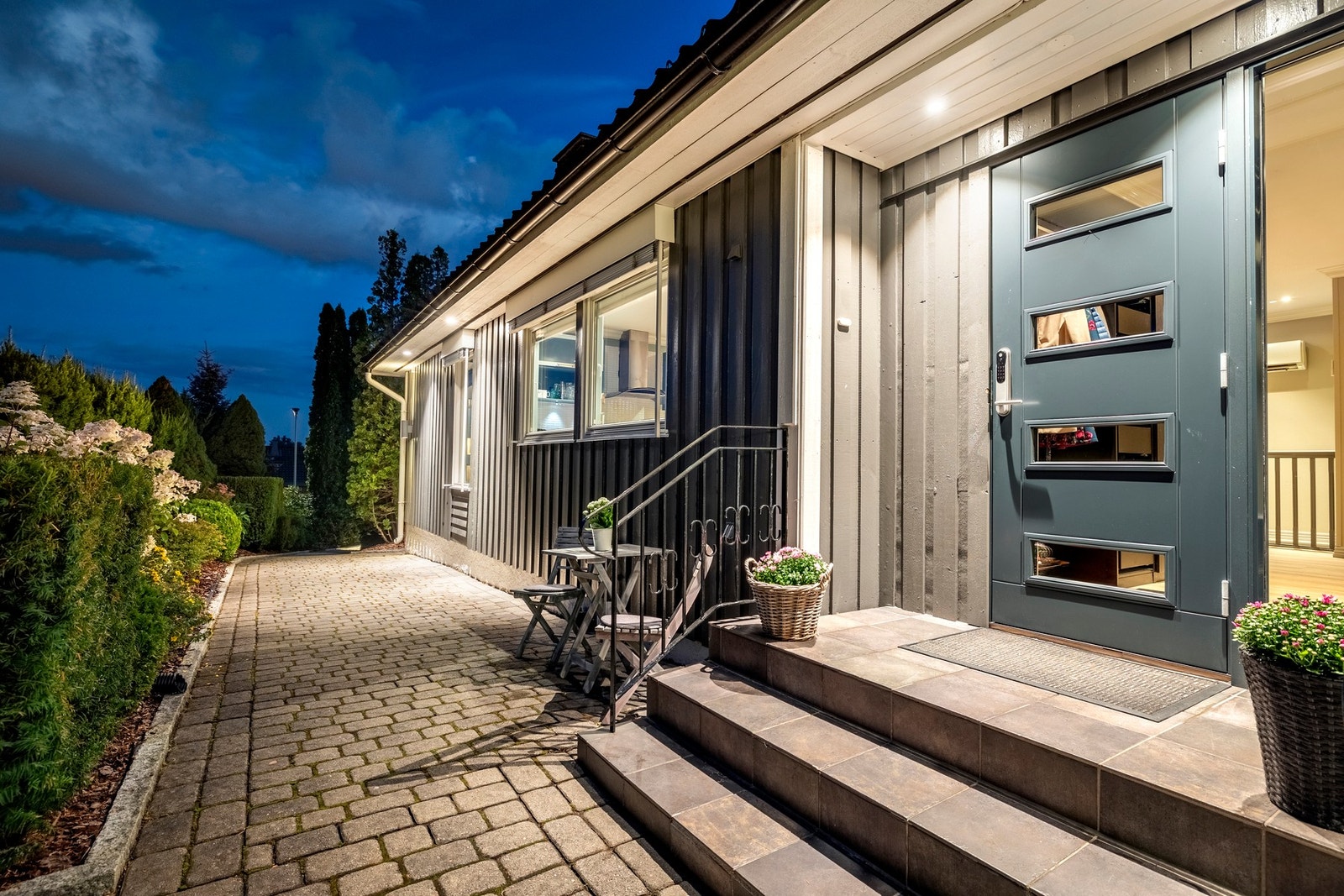 Velkommen inn i en pen og innholdsrik familiebolig med godt utnyttet planløsning og velholdt standard. Boligen har hovedinngang i første etasje og bi-inngang i kjelleren Galleribilde