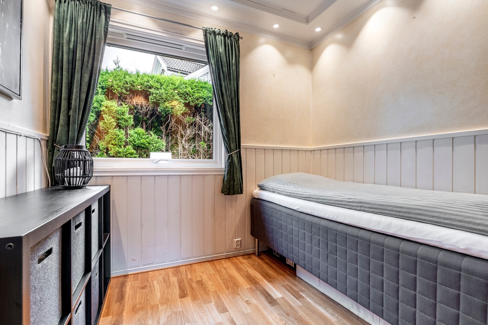 Soverom 2 i første etasje. Boligen har hele fem gode soverom, der tre ligger i første etasje og to ligger i kjelleren. Galleribilde