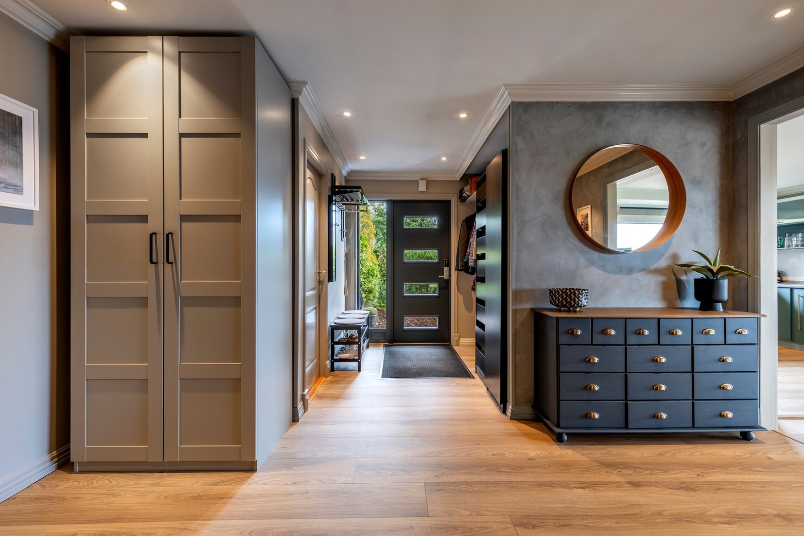 Velkommen inn i en pen og innholdsrik familiebolig med godt utnyttet planløsning og velholdt standard. Boligen har hovedinngang i første etasje og bi-inngang i kjelleren. Entreen i første etasje er innbydende og åpen med downlights i himling, glatte vegge Galleribilde