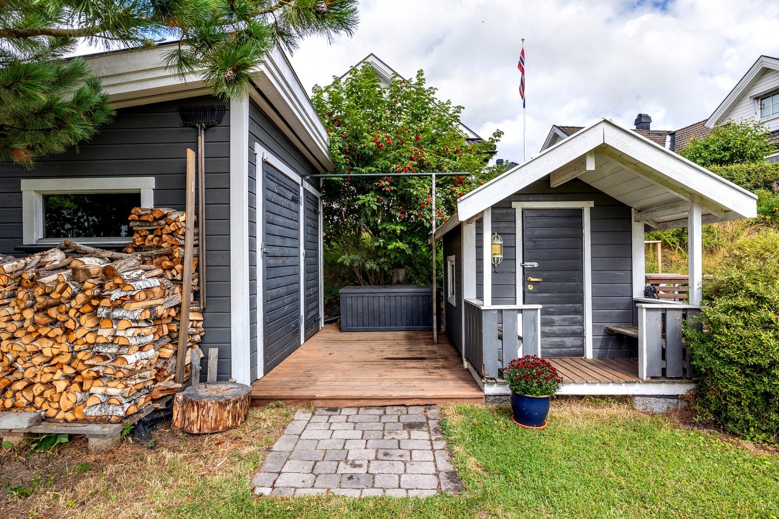 Langs nordveggen er det bygd en mindre terrasse ved kjellerinngangen, som også har utebod og lekestue i enden. Galleribilde