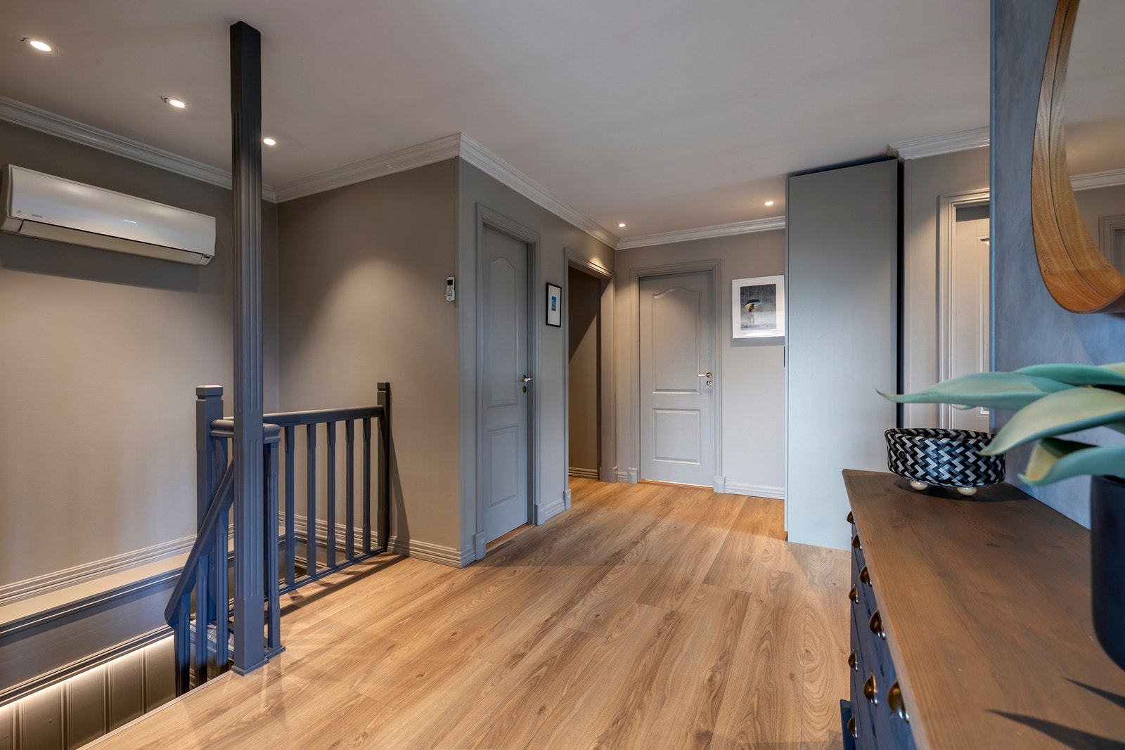 Entreen har en romslig garderobenisje med skap, sorte hyller og garderobestang, i tillegg til vegghylle og plass til skohylle. Rommet får dagslys fra flere glassfelt i ytterdøren og et sidevindu. Videre inn i gangen er det høye garderobeskap, varmepumpe o Galleribilde