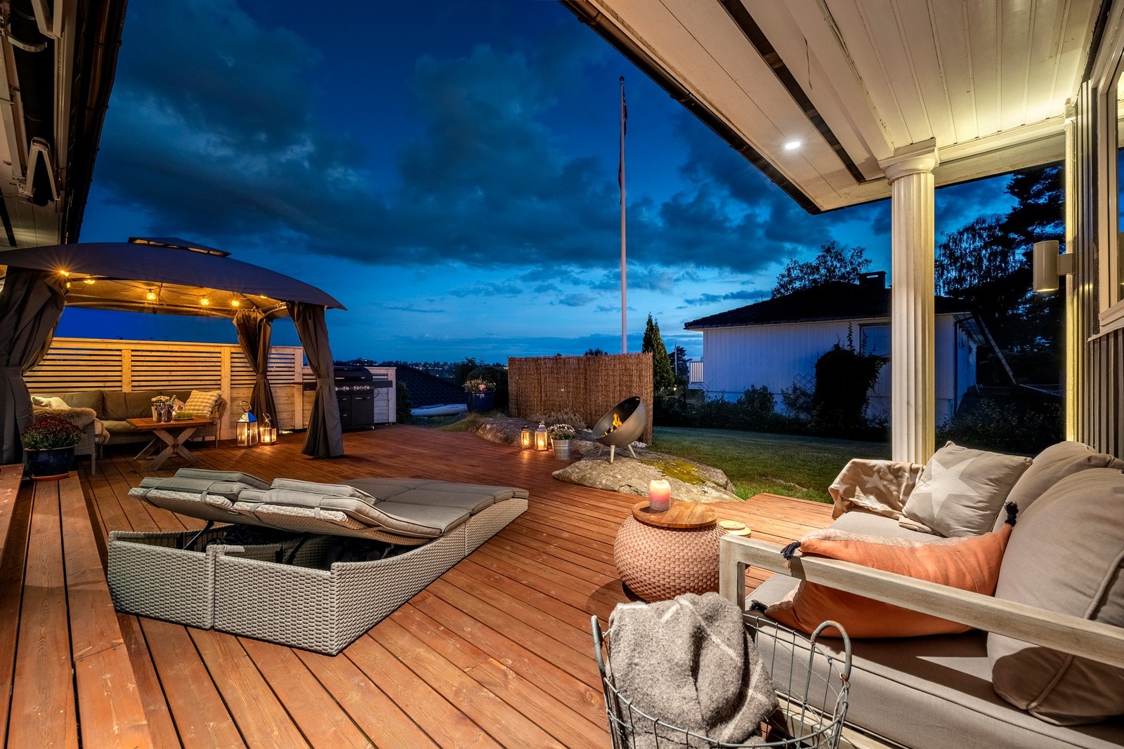 Eneboligen i ett rolig etablert villaområde. Boligen og uteplassene ligger høyt og fritt med utsikt flott mot syd. Her er det rikelig med sol fra morgen til sent på kveld. Galleribilde