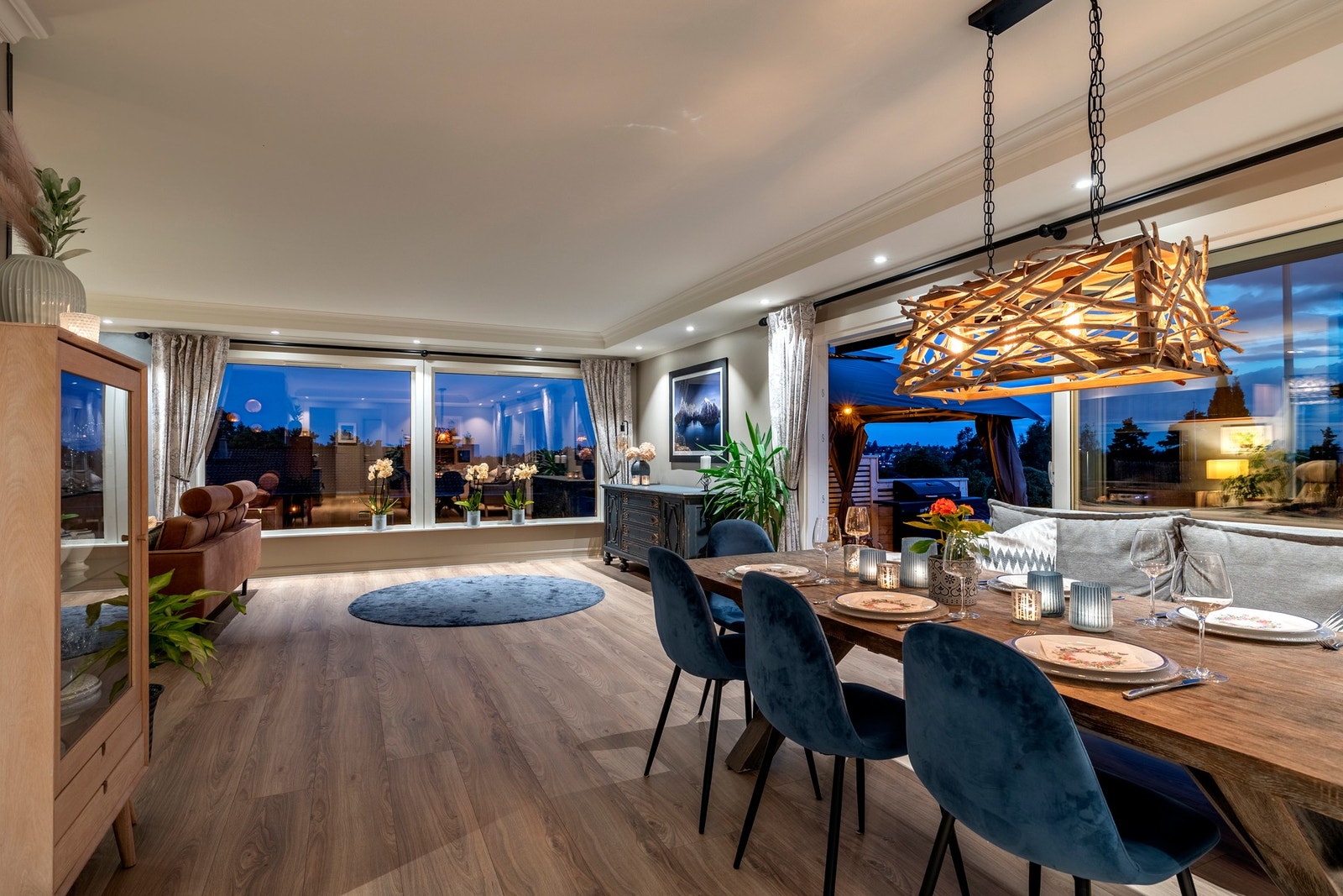 Stuen er et luftig og sosialt rom med åpen løsning til et moderne kjøkken, og god plass til både tv-lounge og spisestue. Rommet bades i dagslys fra skyvedører mot terrassen i vest, samt store vindusflater mot syd og øst. I indre hjørnet av stuen er det sa Galleribilde