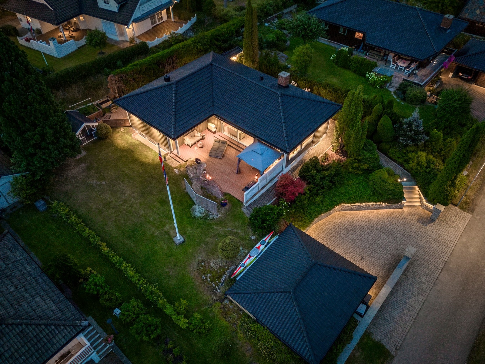 Eneboligen i ett rolig etablert villaområde. Boligen og uteplassene ligger høyt og fritt med utsikt flott mot syd. Her er det rikelig med sol fra morgen til sent på kveld. Gårdsplassen og gangarealet er steinsatt, mens hagen er pent opparbeidet med fine p Galleribilde