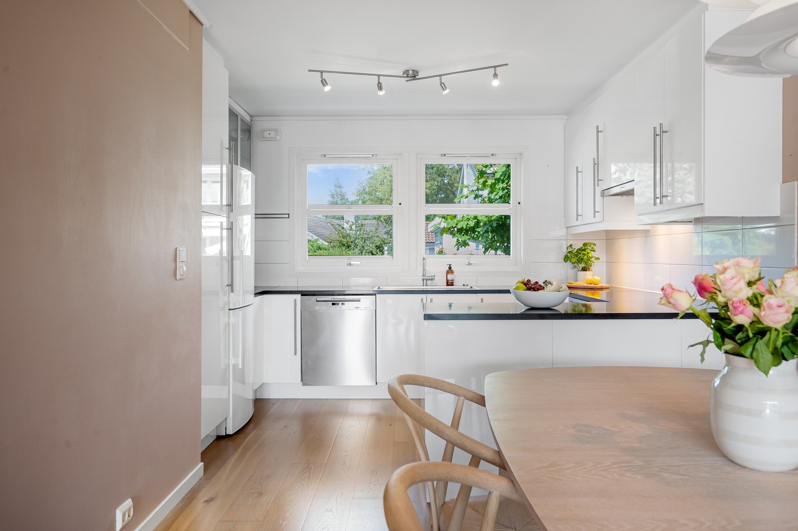 Spiseplass - kjøkken. Galleribilde