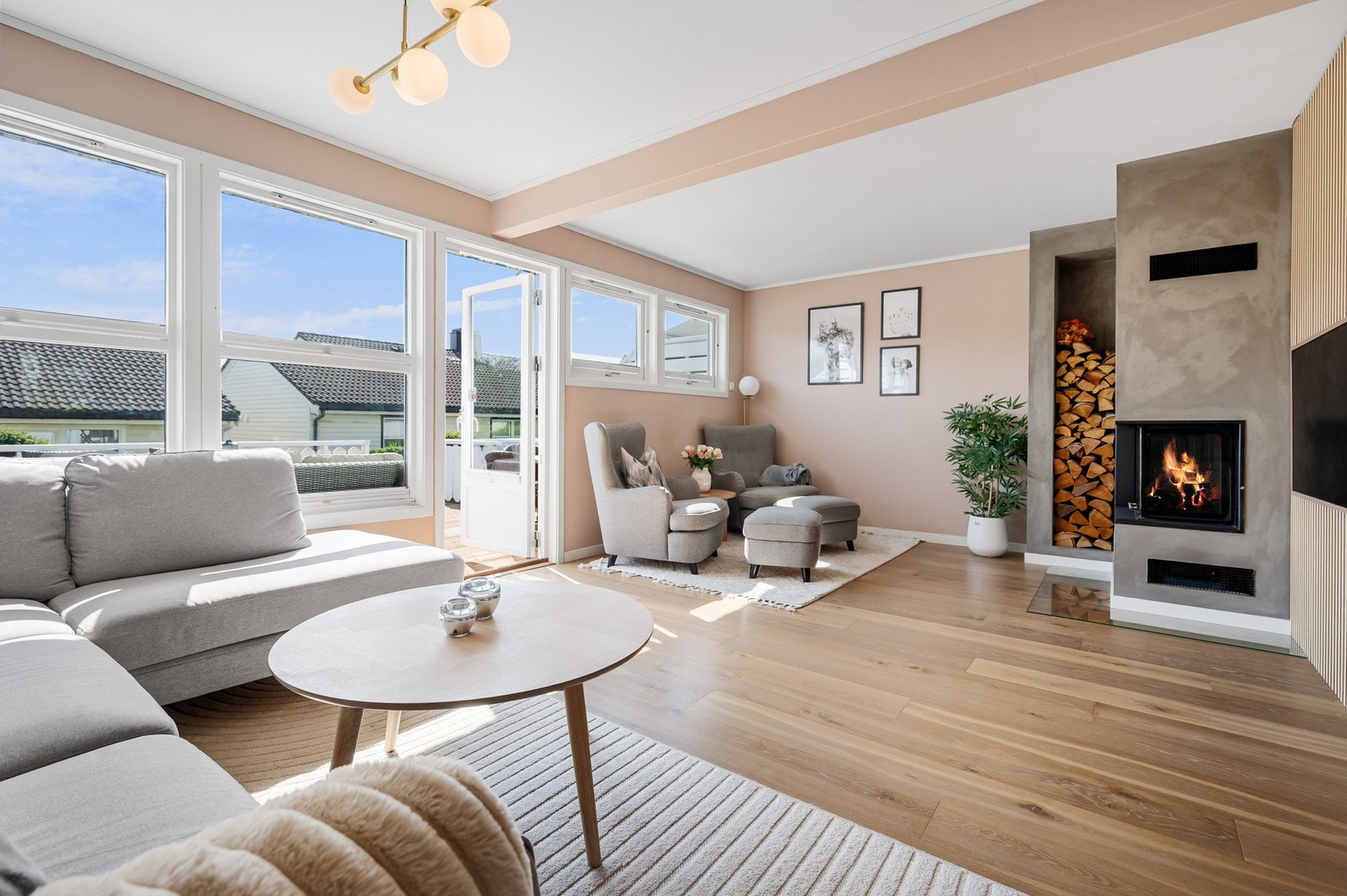 Lys ig innbydende stue med utgang til solrik terrasse. Galleribilde