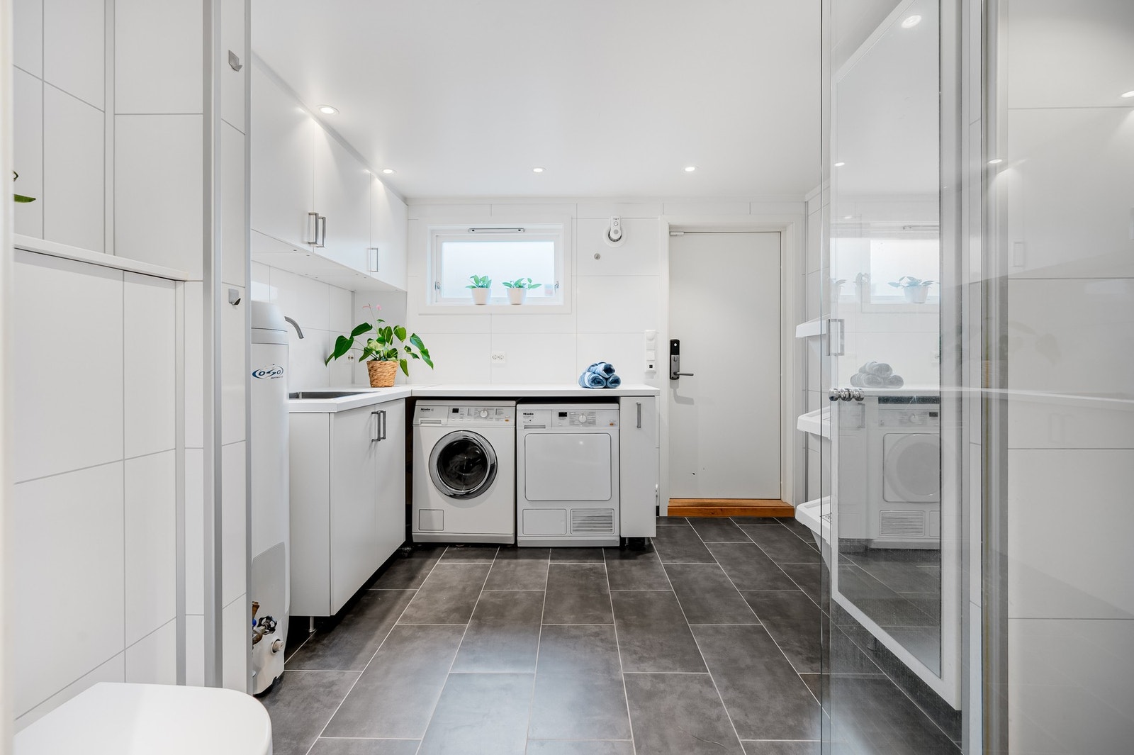 Pent vaskerom/bad. Praktisk med utvendig adkomst til vaskerommmet. Galleribilde
