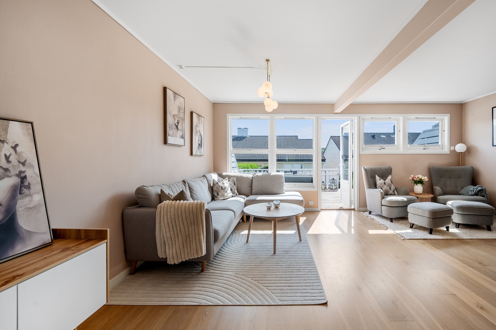 Stue har god plass til både tv-krok, sofagruppe og spiseplass. Galleribilde