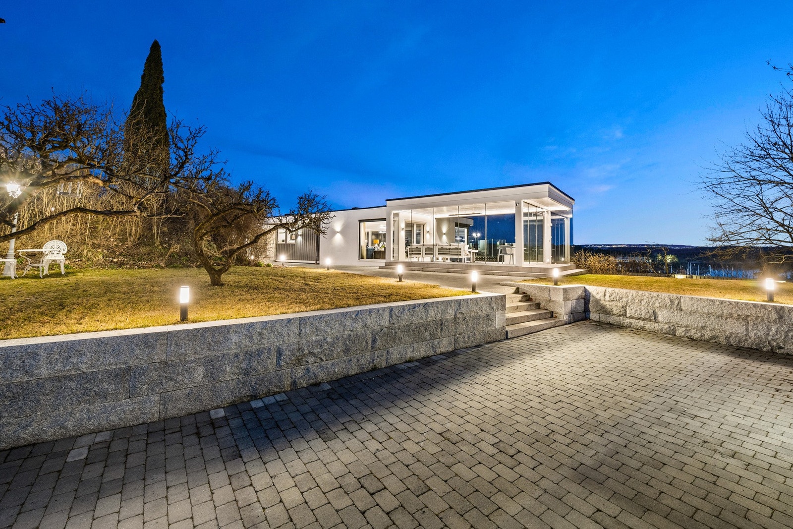 Uteområdene er like imponerende som innsiden, med godt vedlikeholdte grøntområder som inviterer til avslapning og rekreasjon. Galleribilde