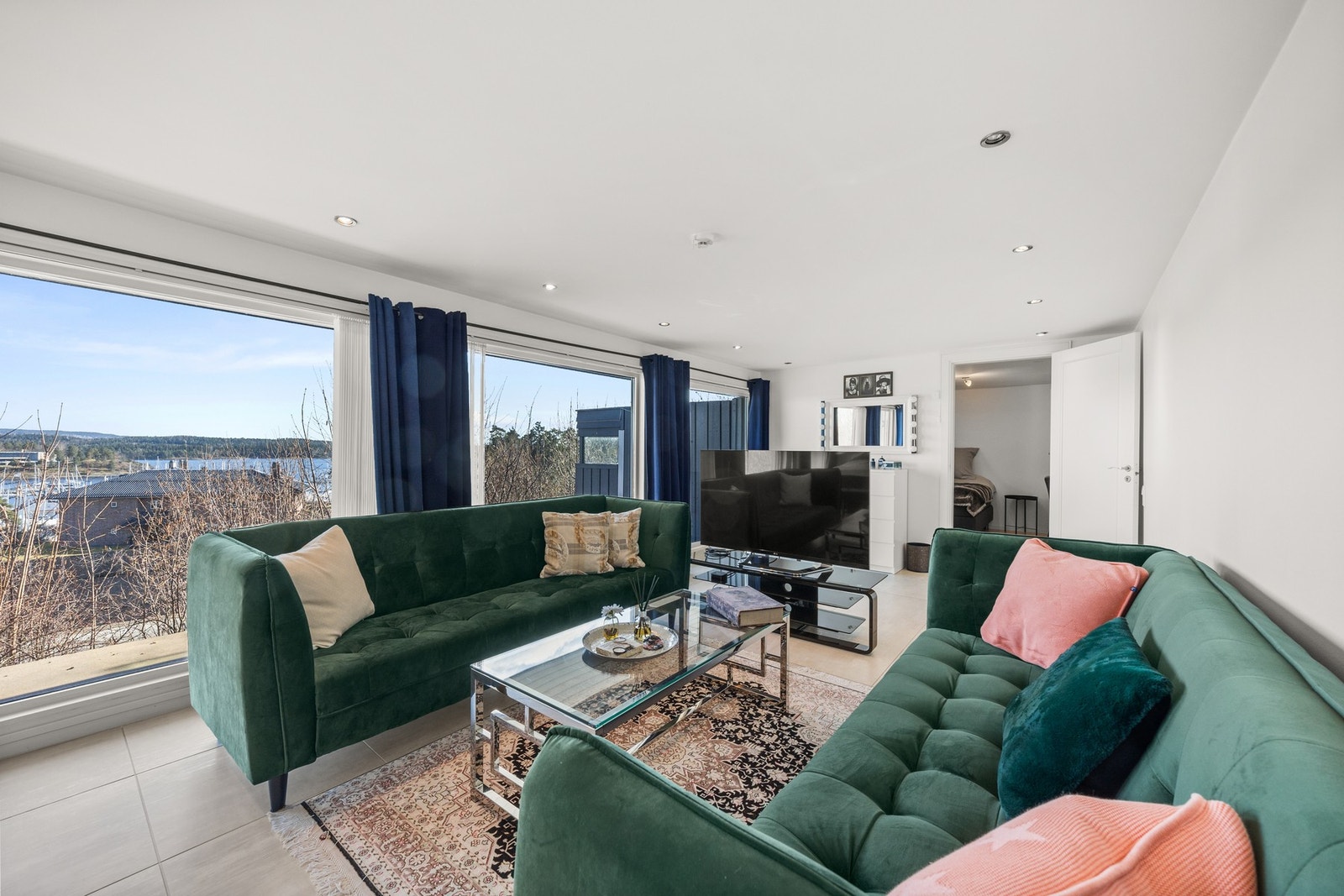 Rommet i u. etasje har også flotte panorama vinduer. Galleribilde