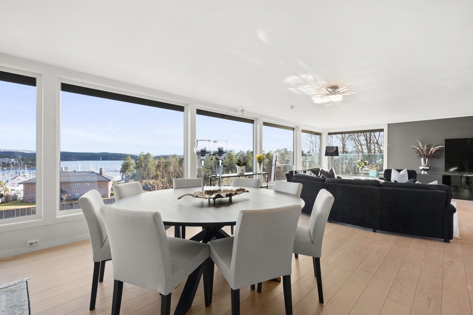 I 1. etasje finner du en stor stue med panoramavinduer som strekker seg langs hele veggen. Galleribilde