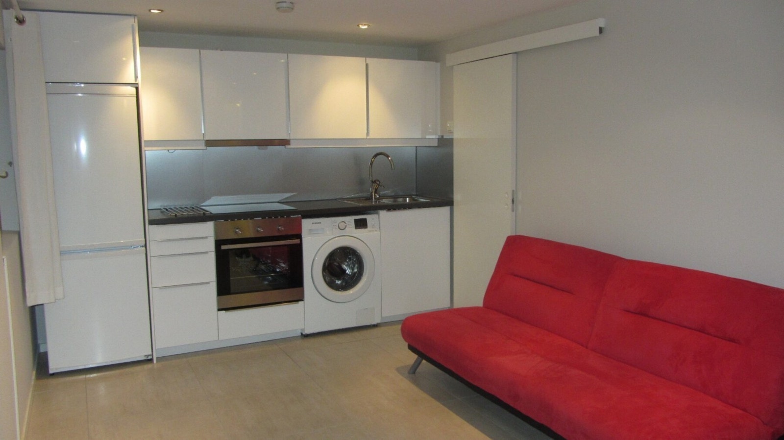 Bilde av separat del av u.etasje med egen inngang. Galleribilde