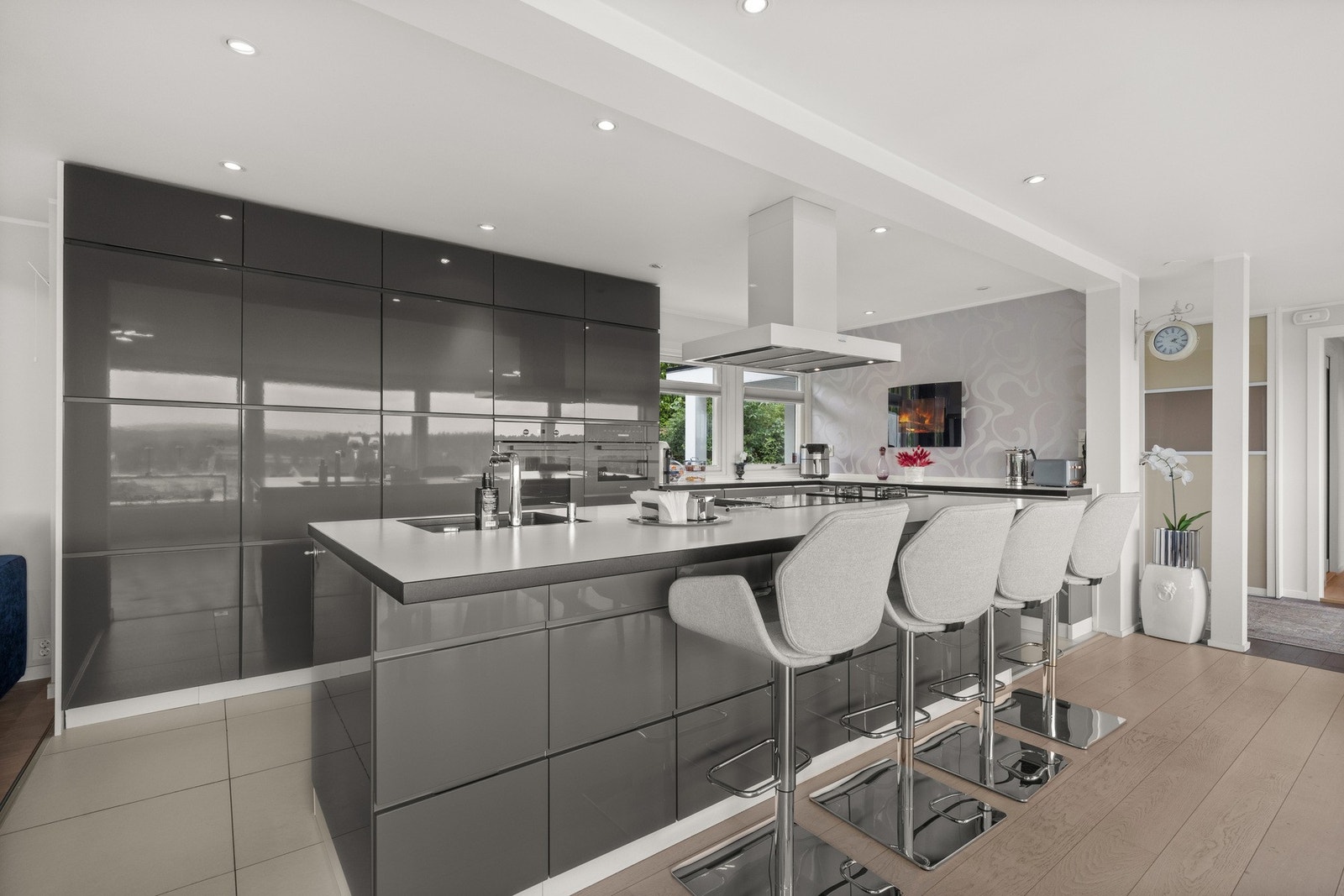 Kjøkkenet har også en praktisk øy. Galleribilde