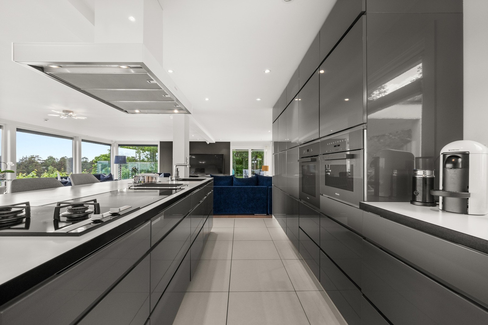 Fra kjøkkenet har du videre tilgang til stuedelen. Galleribilde