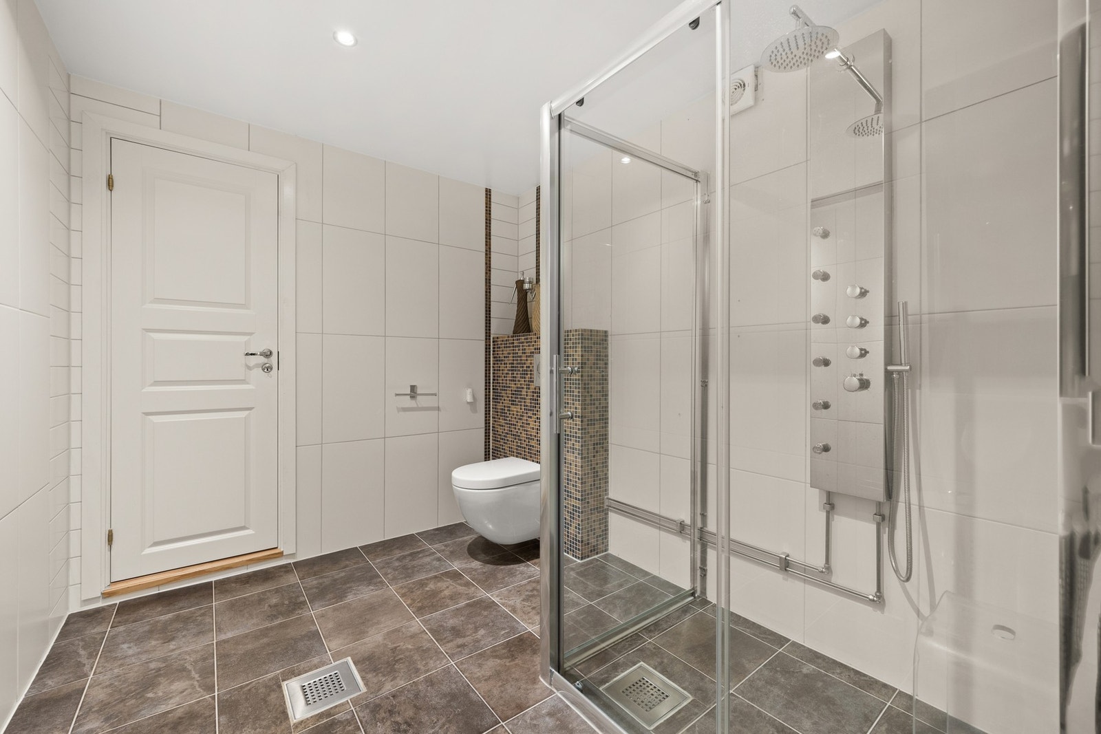 Baderom i u. etasje. Galleribilde