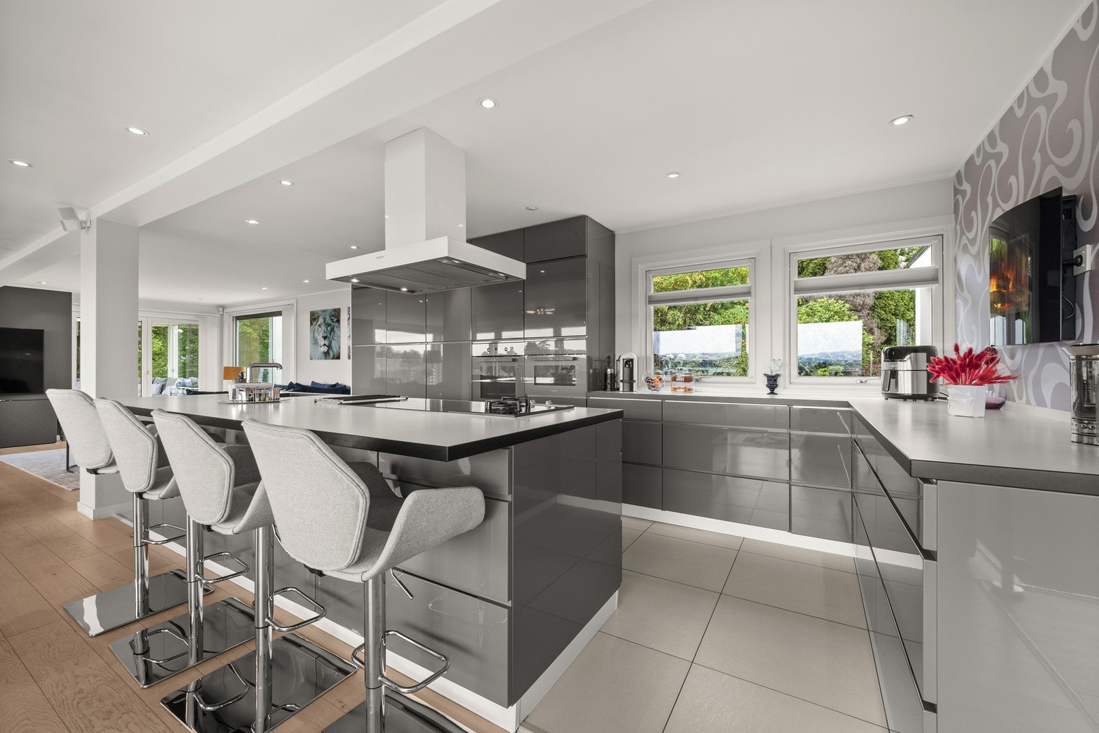 Fra spisestuedelen har du direkte tilgang til kjøkkenet. Galleribilde