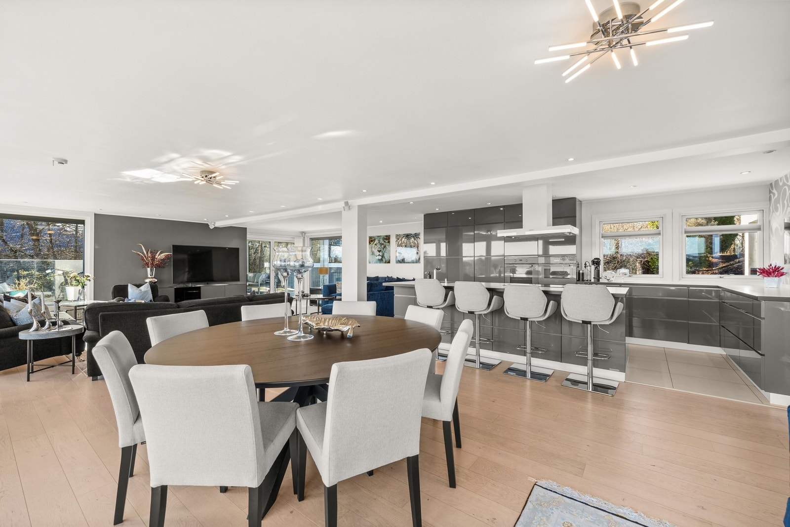 Du blir først møtt av en spisestue. Galleribilde