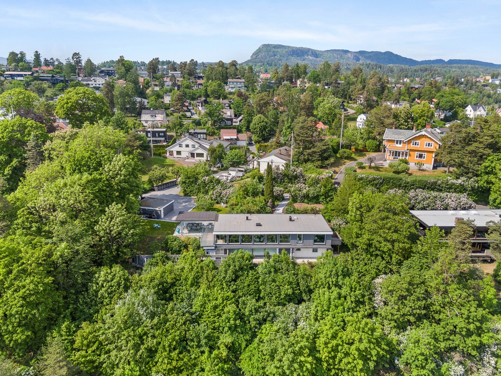Beliggenheten er ideell for familier, med kort gangavstand til både skoler og barnehager, og kun 10-12 minutters kjøretur til Oslo. Galleribilde