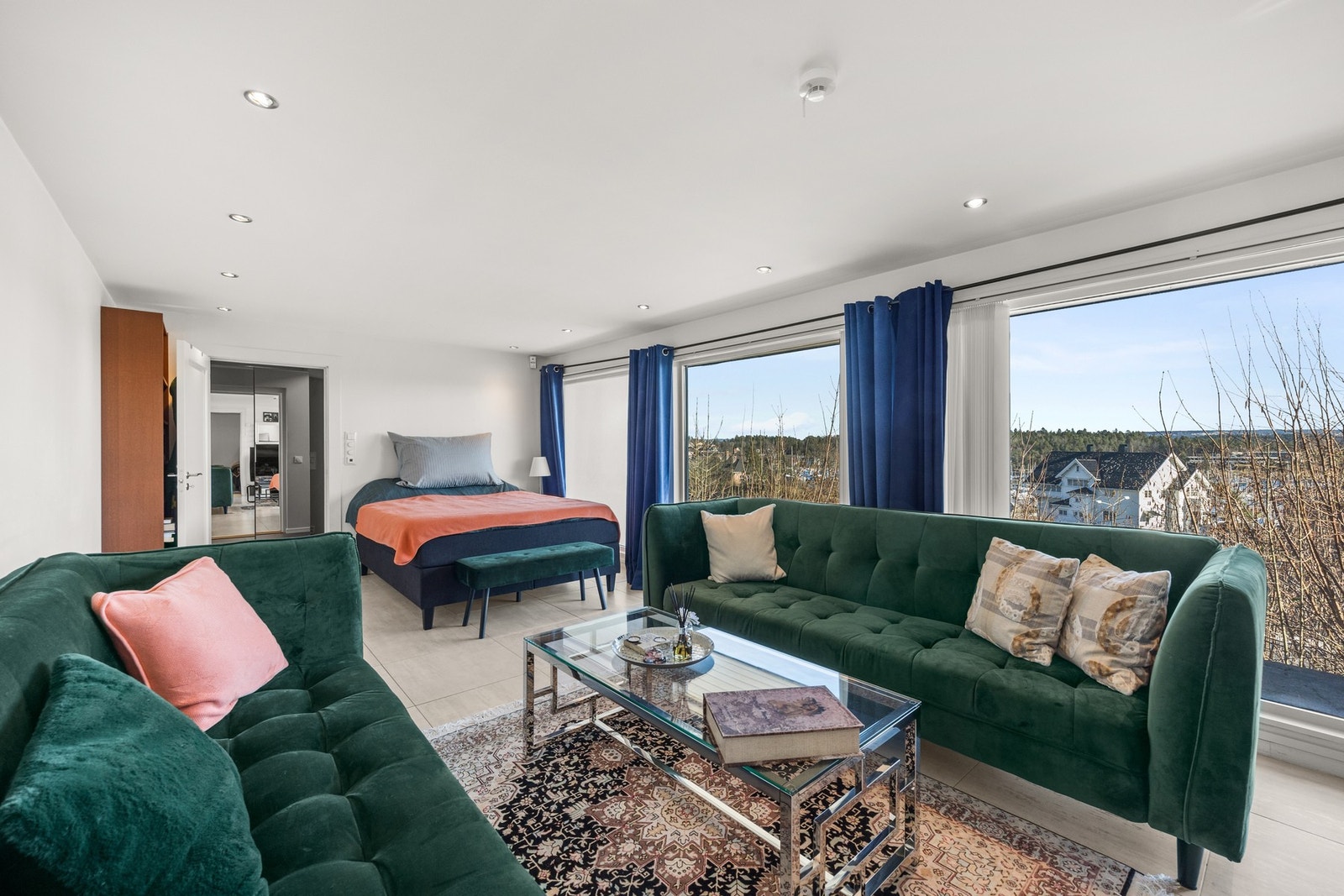 Her har du et praktisk rom benyttet som stue som også kan benyttes som soverom ved behov. Galleribilde