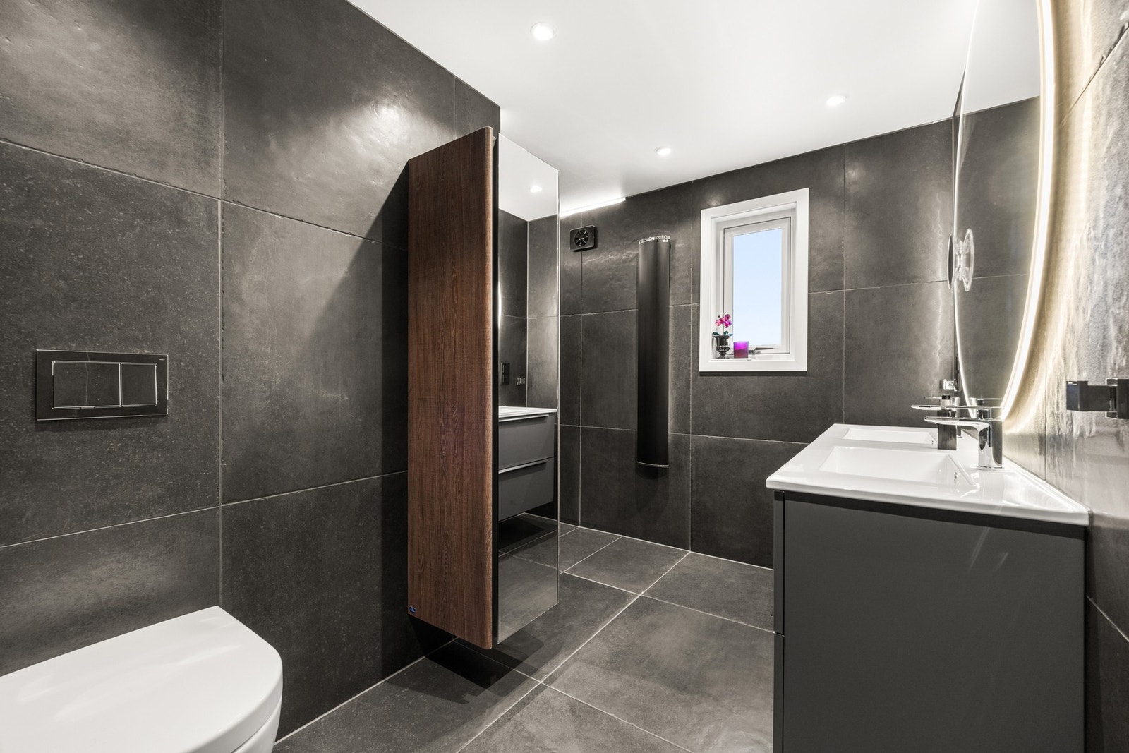 Delikat flislagt baderom i 1. etasje. Galleribilde