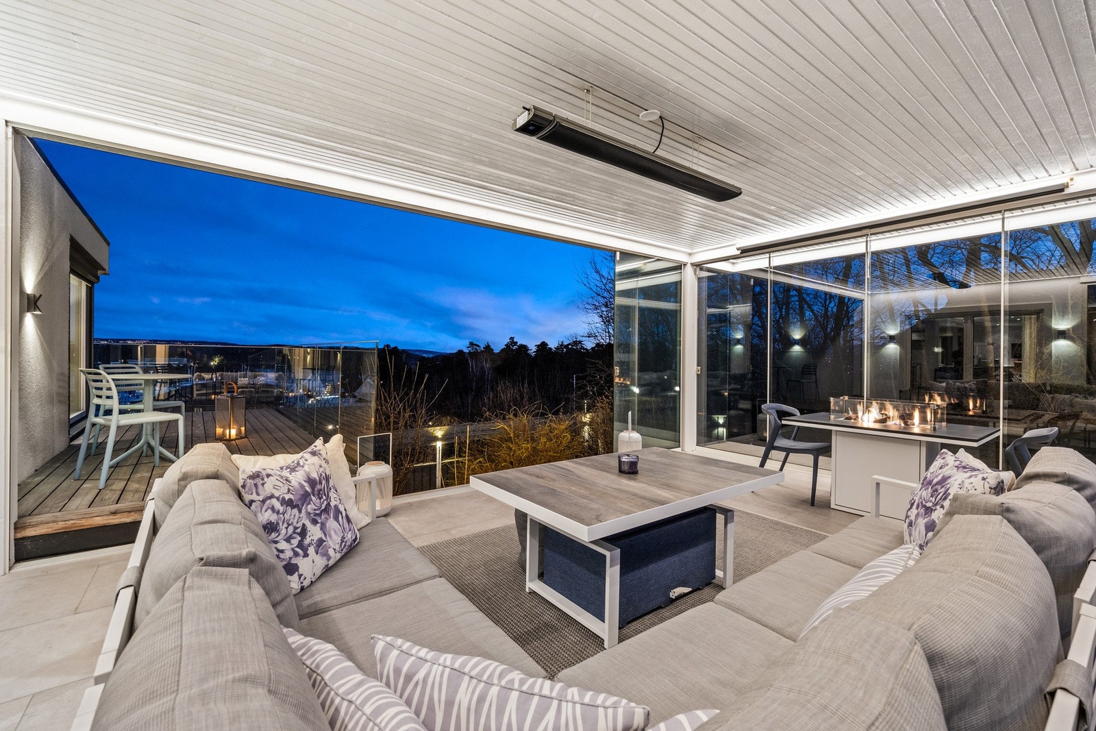 Det er flere fine uterom (bl.a. vinterhage) og hagen i seg selv er en fryd å se på. Galleribilde