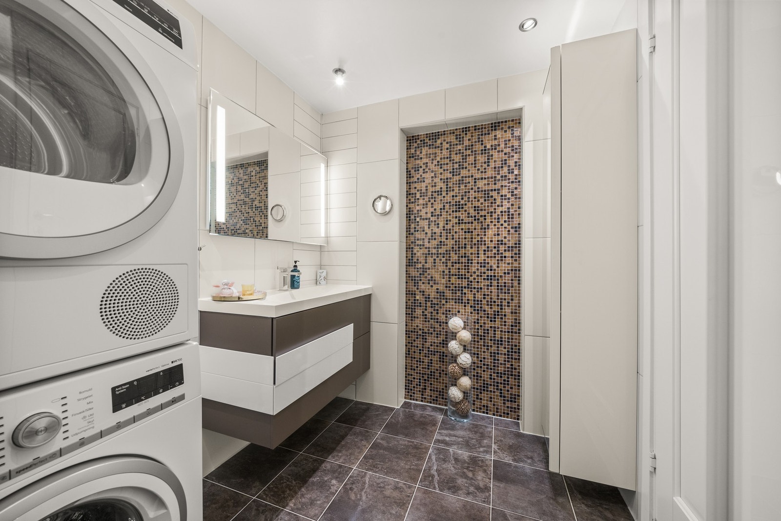 Baderom i separat del i u.etasje med opplegg for vaskemaskin og tørketrommel. Galleribilde