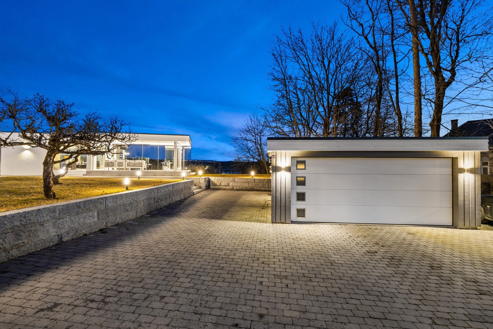 Pent opparbeidet gårdsplass med garasje. Galleribilde