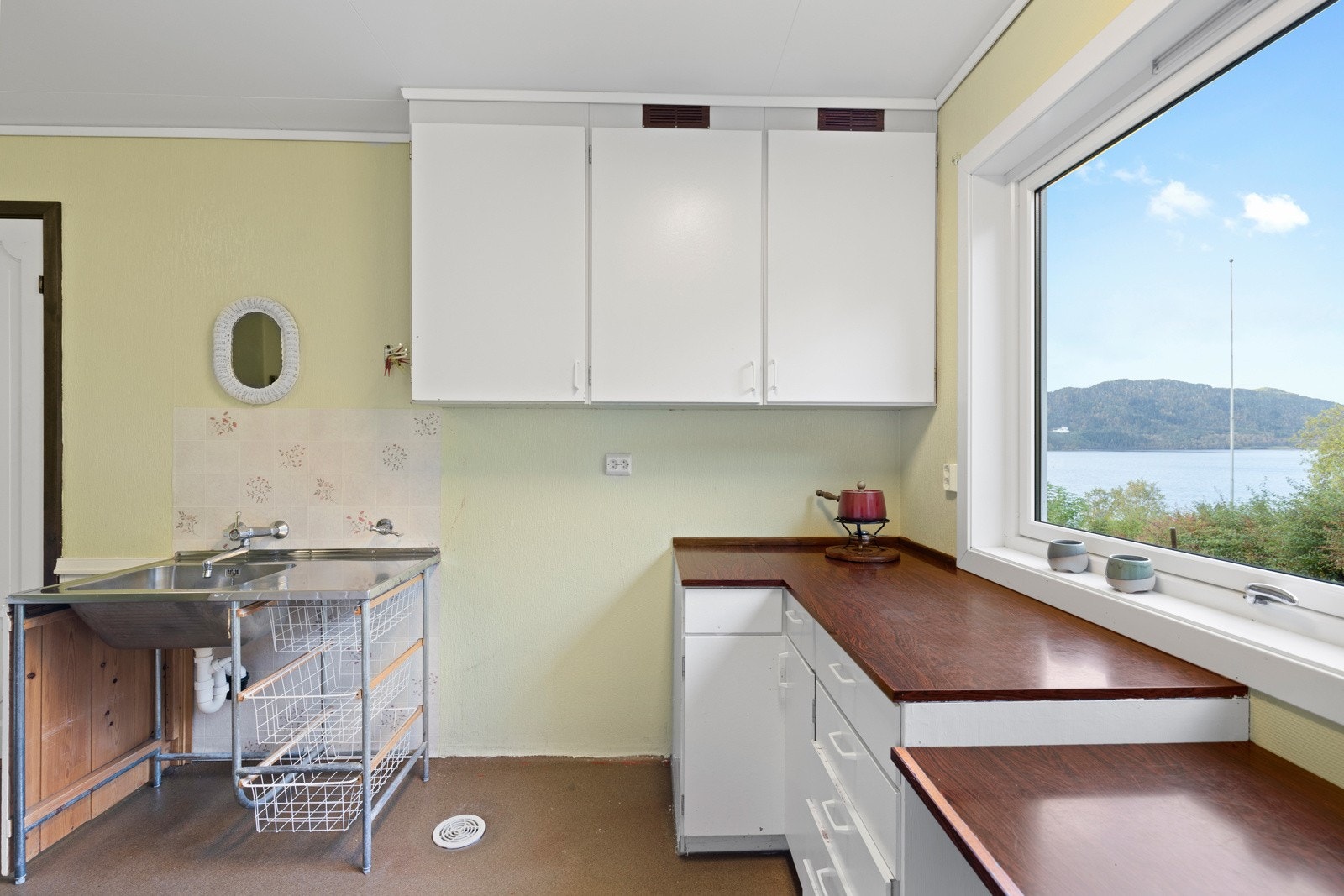 Rommet er utstyrt med innredning, benkebeslag med skyllekar, plassbygget garderobeløsning, samt opplegg for vaskemaskin/tørketrommel. Galleribilde